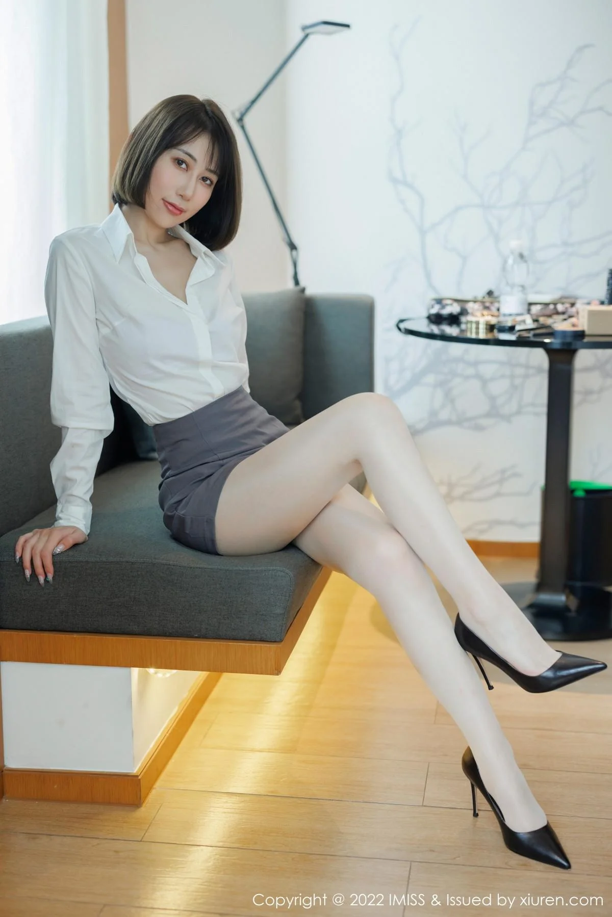 瑞妤性感白T配灰色短裙露紫色内衣超薄肉丝迷人写真 第 13 张