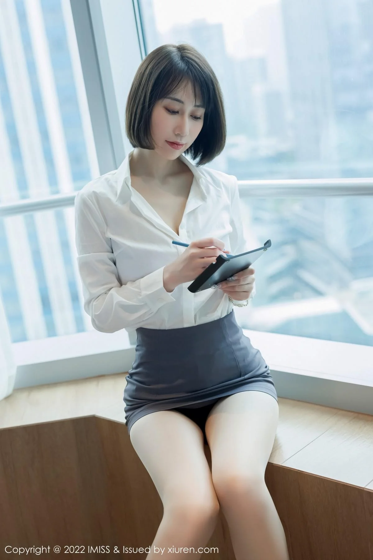 瑞妤性感白T配灰色短裙露紫色内衣超薄肉丝迷人写真 第 22 张