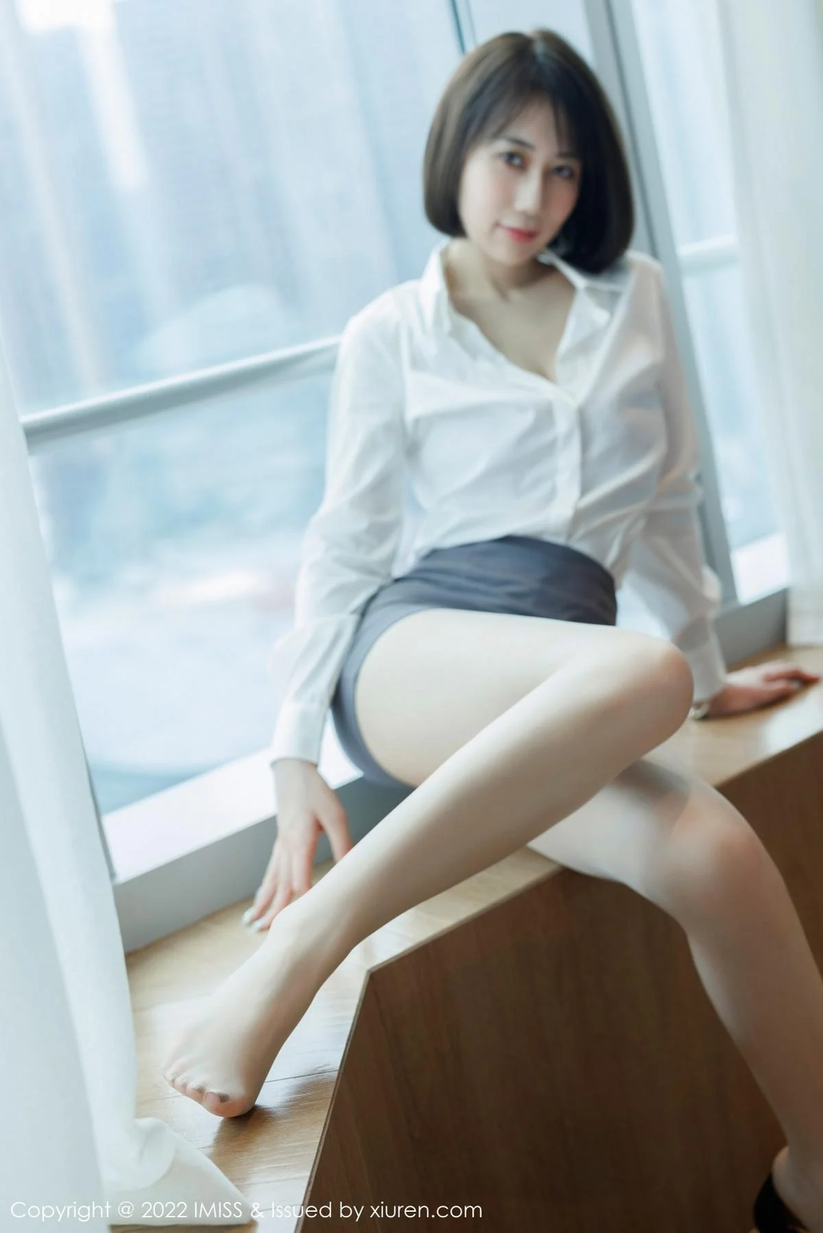 瑞妤性感白T配灰色短裙露紫色内衣超薄肉丝迷人写真 第 25 张