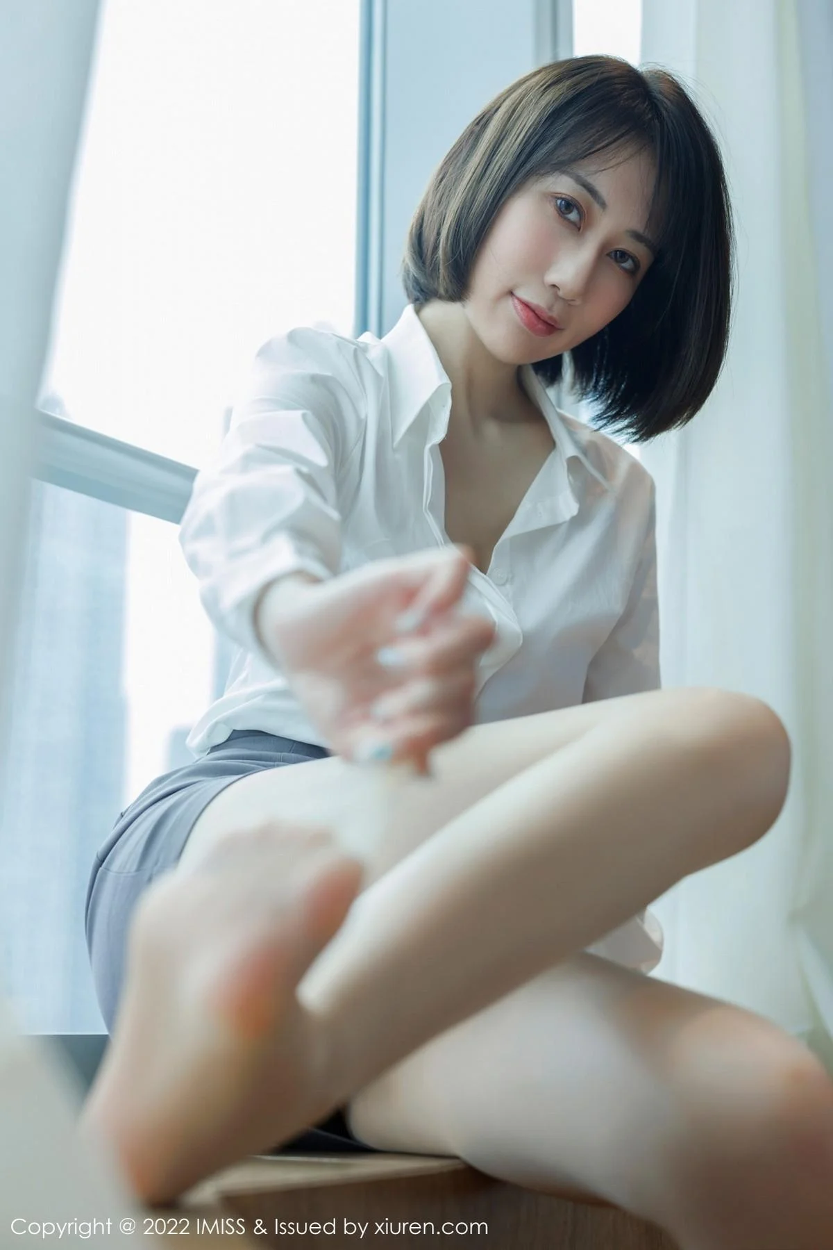 瑞妤性感白T配灰色短裙露紫色内衣超薄肉丝迷人写真 第 32 张