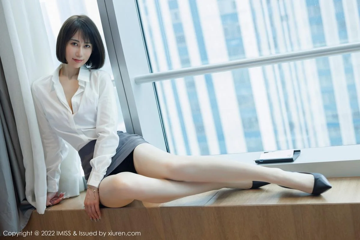 瑞妤性感白T配灰色短裙露紫色内衣超薄肉丝迷人写真 第 46 张