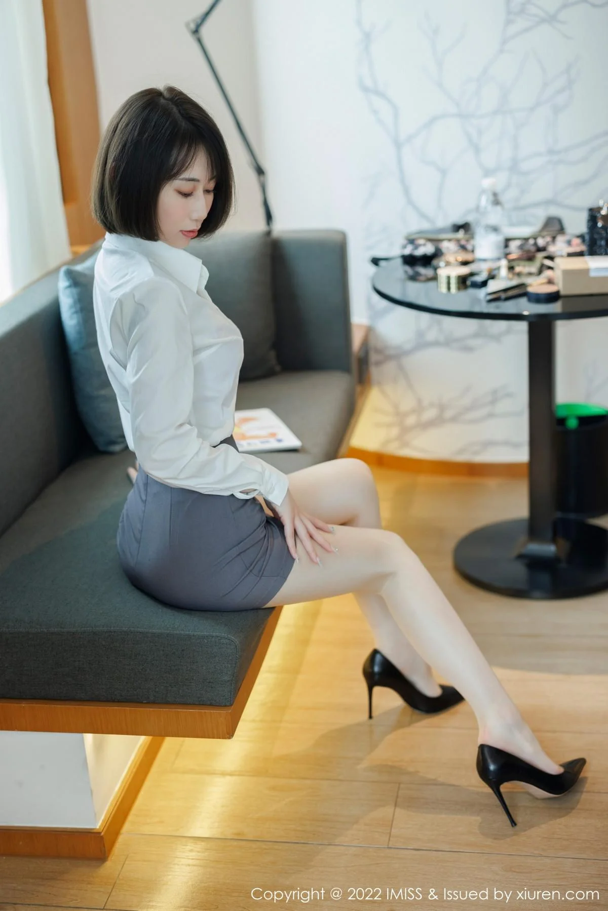 瑞妤性感白T配灰色短裙露紫色内衣超薄肉丝迷人写真 第 6 张