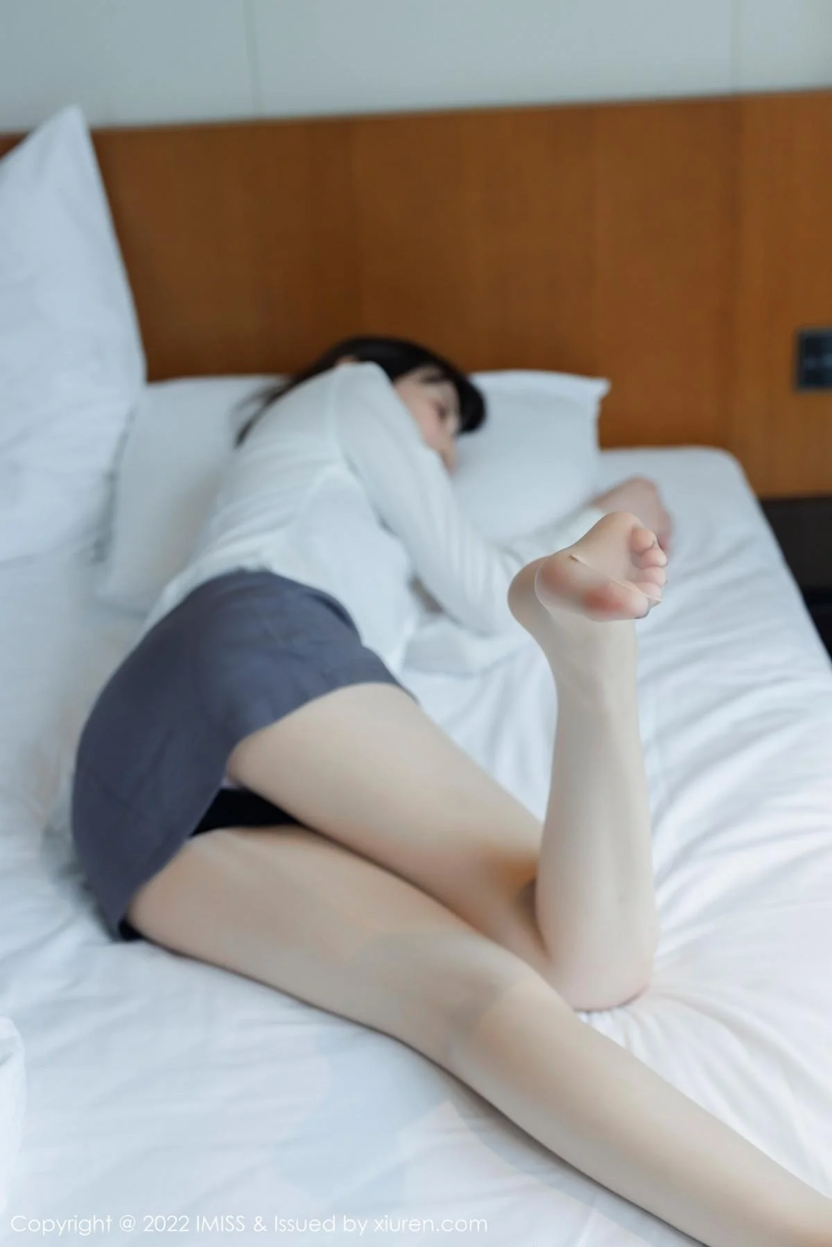 瑞妤性感白T配灰色短裙露紫色内衣超薄肉丝迷人写真 第 65 张