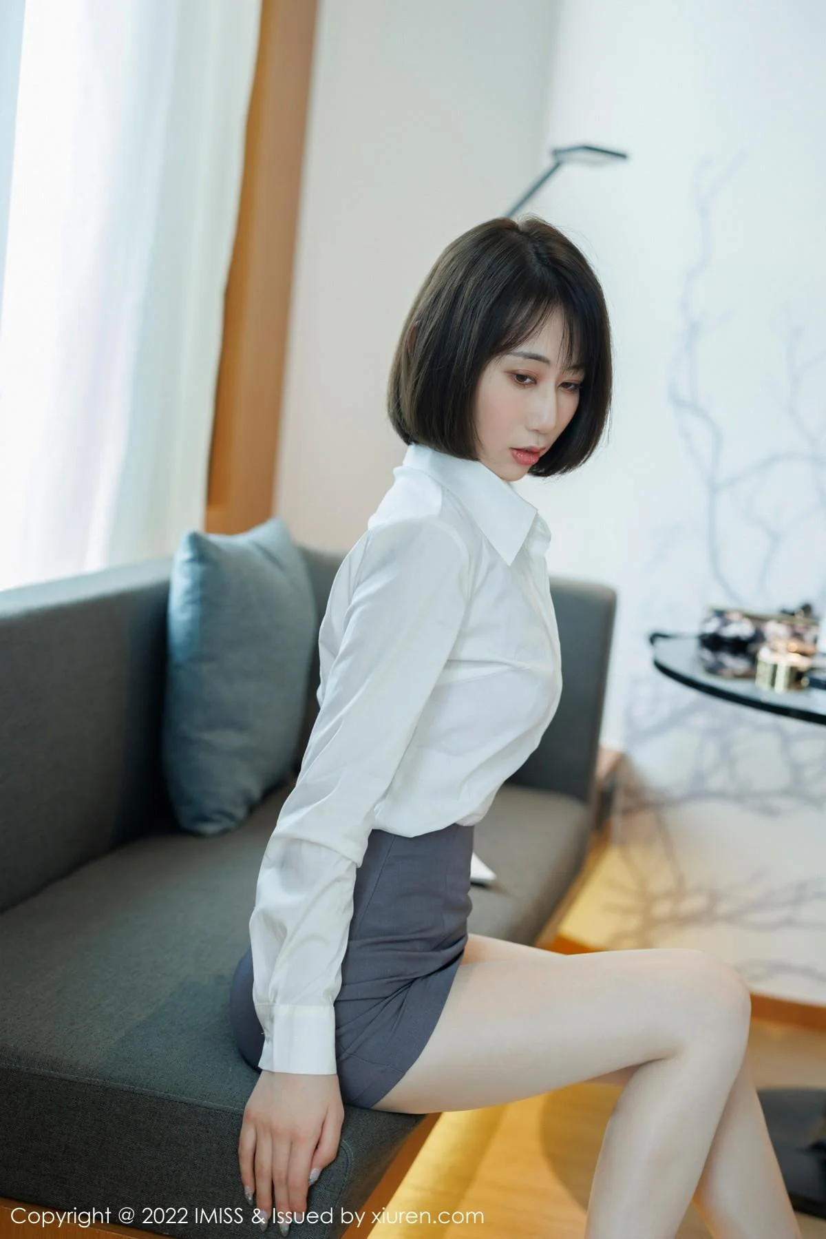 瑞妤性感白T配灰色短裙露紫色内衣超薄肉丝迷人写真 第 8 张