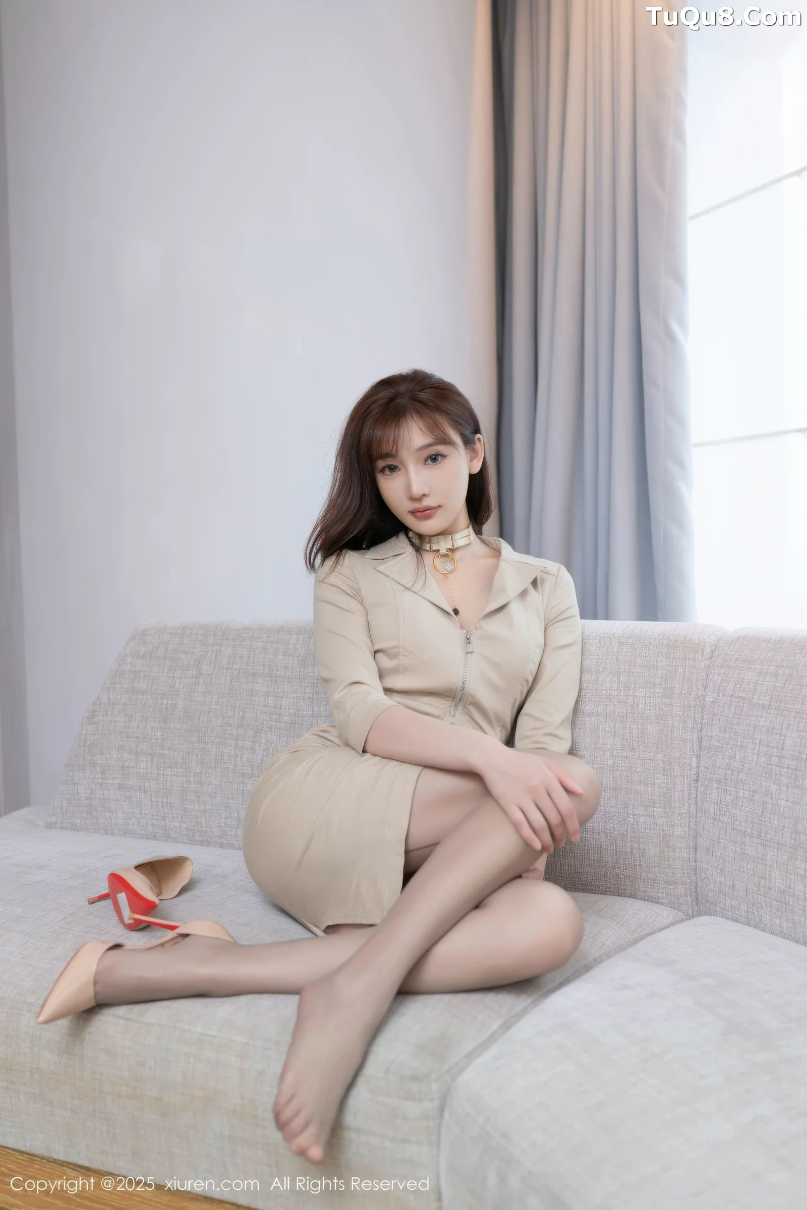 陆萱萱性感浅色连体裙配黑色丝袜秀柔美身姿迷人绝美写真 第 9 张
