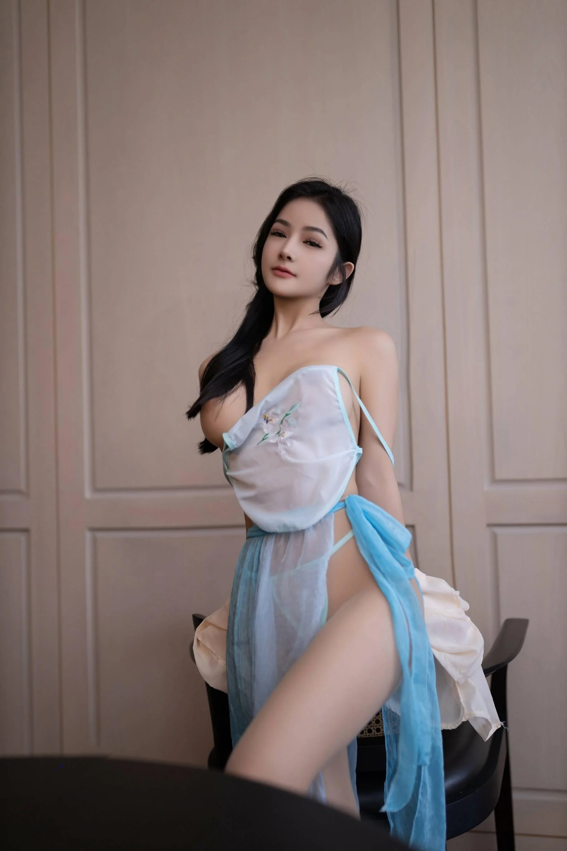[秀人付费] 谭小灵 诱人私拍福利 诱惑肚兜 第 58 张