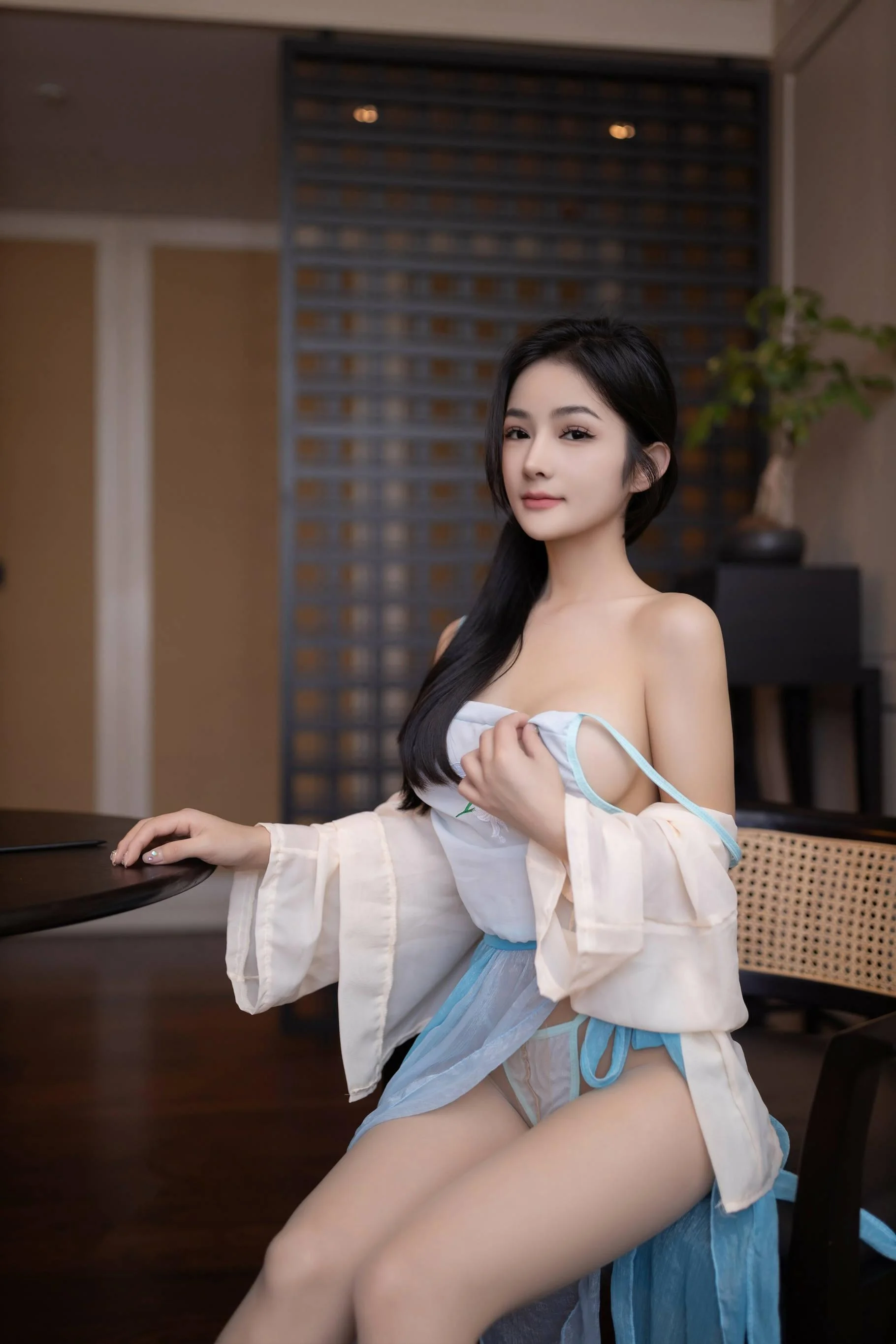[秀人付费] 谭小灵 诱人私拍福利 诱惑肚兜 第 76 张