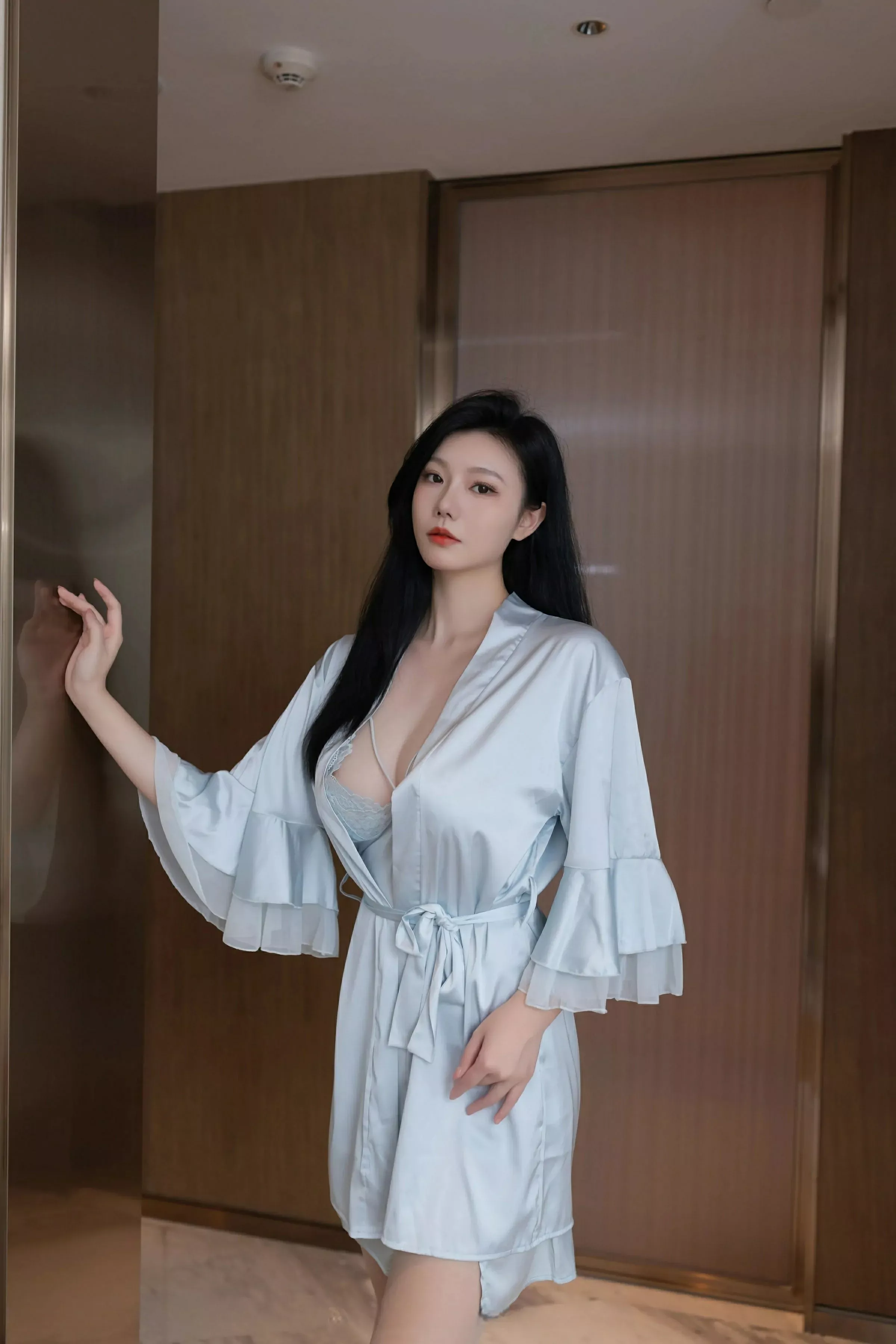 安然anran性感蓝色吊带睡裙配肉色丝袜秀曼妙身姿绝美写真 第 1 张