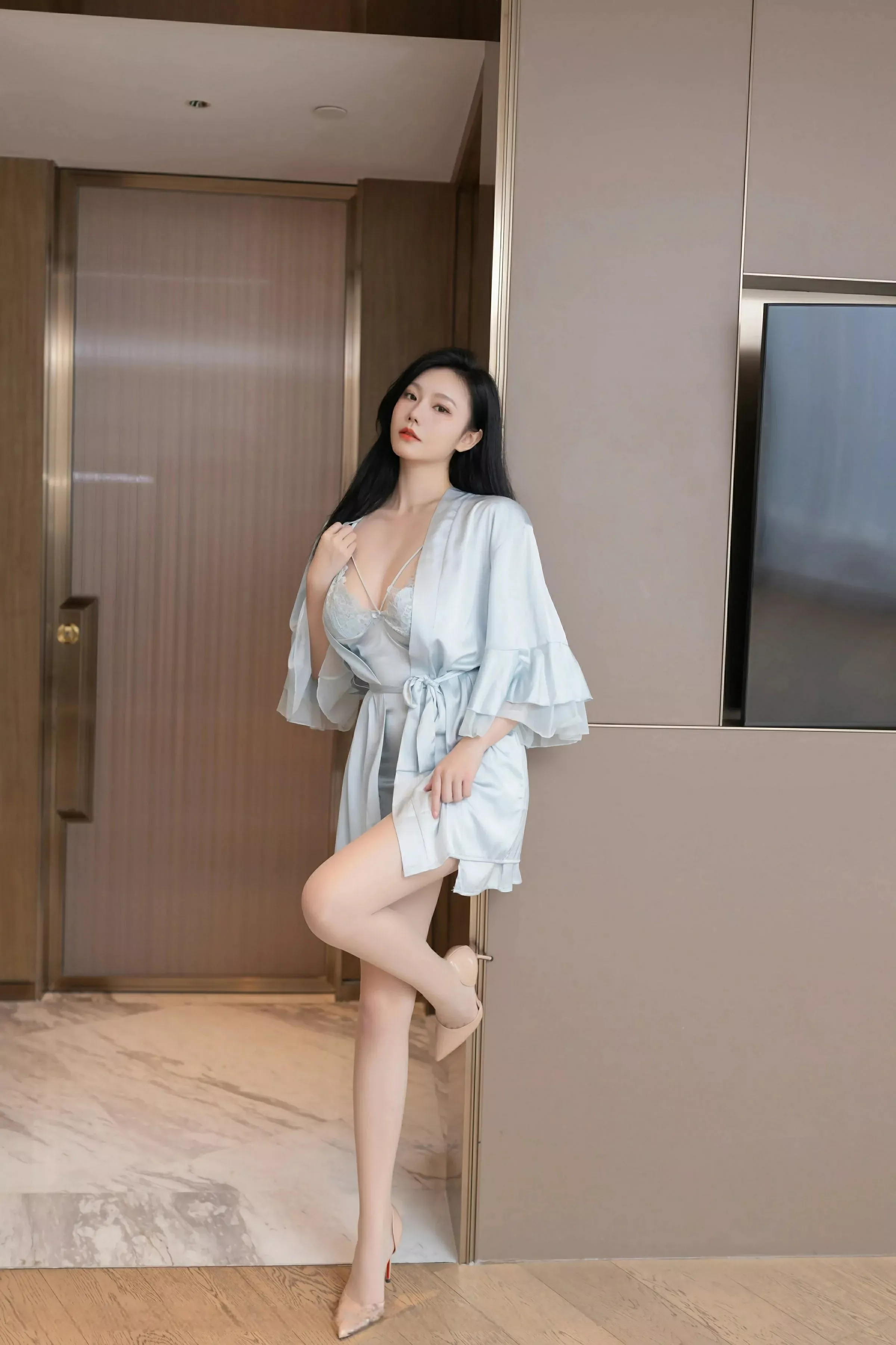 安然anran性感蓝色吊带睡裙配肉色丝袜秀曼妙身姿绝美写真 第 12 张