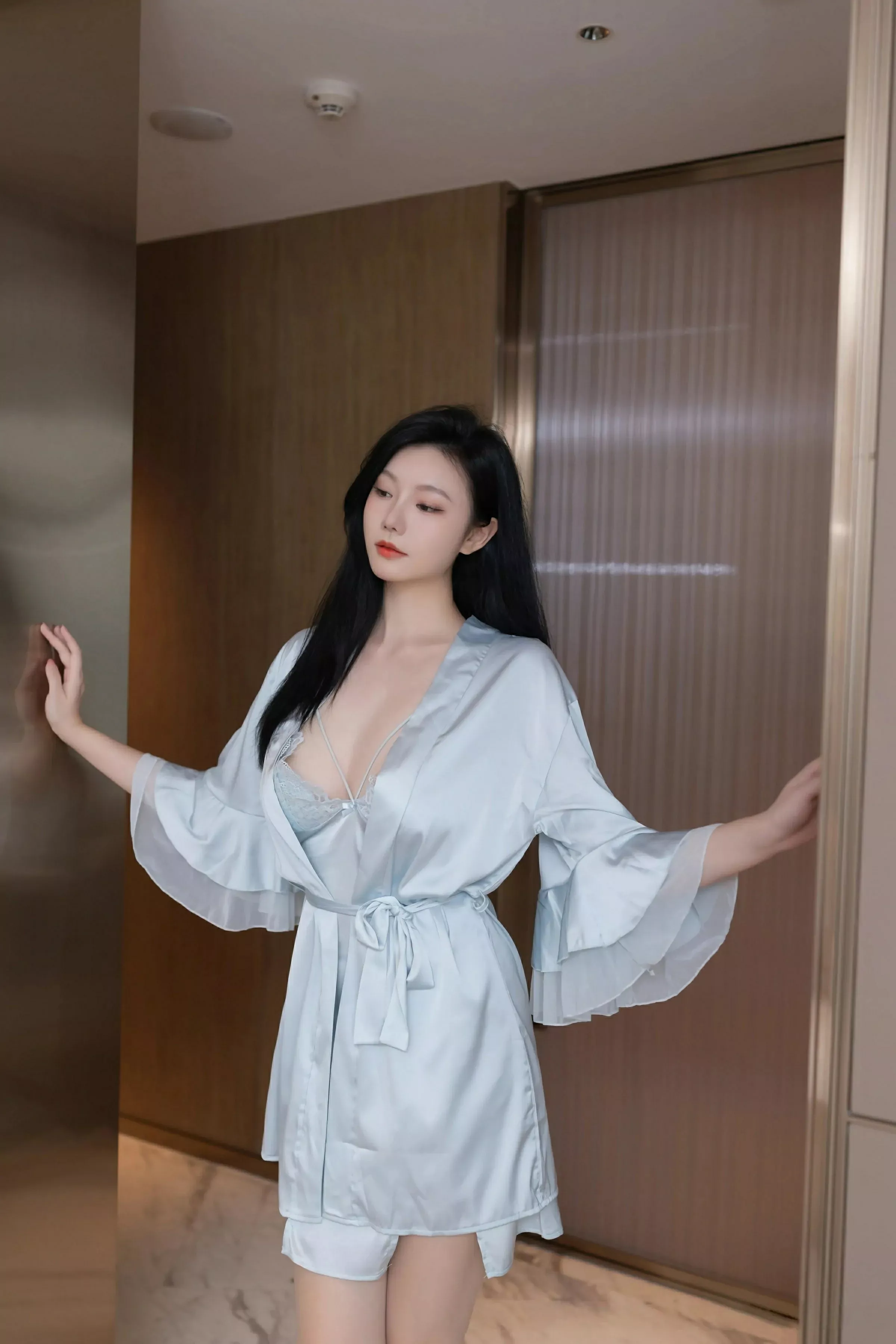 安然anran性感蓝色吊带睡裙配肉色丝袜秀曼妙身姿绝美写真 第 8 张