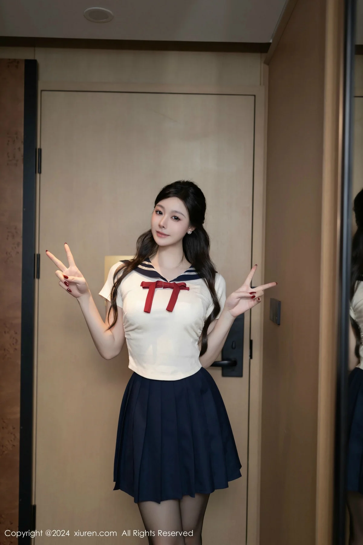小逗逗性感JK制服露白色内衣配超薄黑丝秀曼妙身姿绝美写真 第 9 张