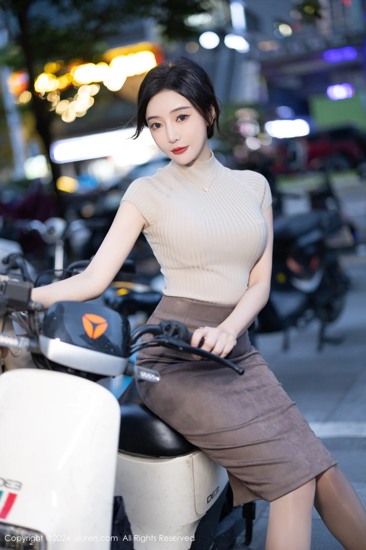 王馨瑶yanni浅色上衣配短裙露闪亮肉丝秀丰满身姿绝美写真 第 13 张