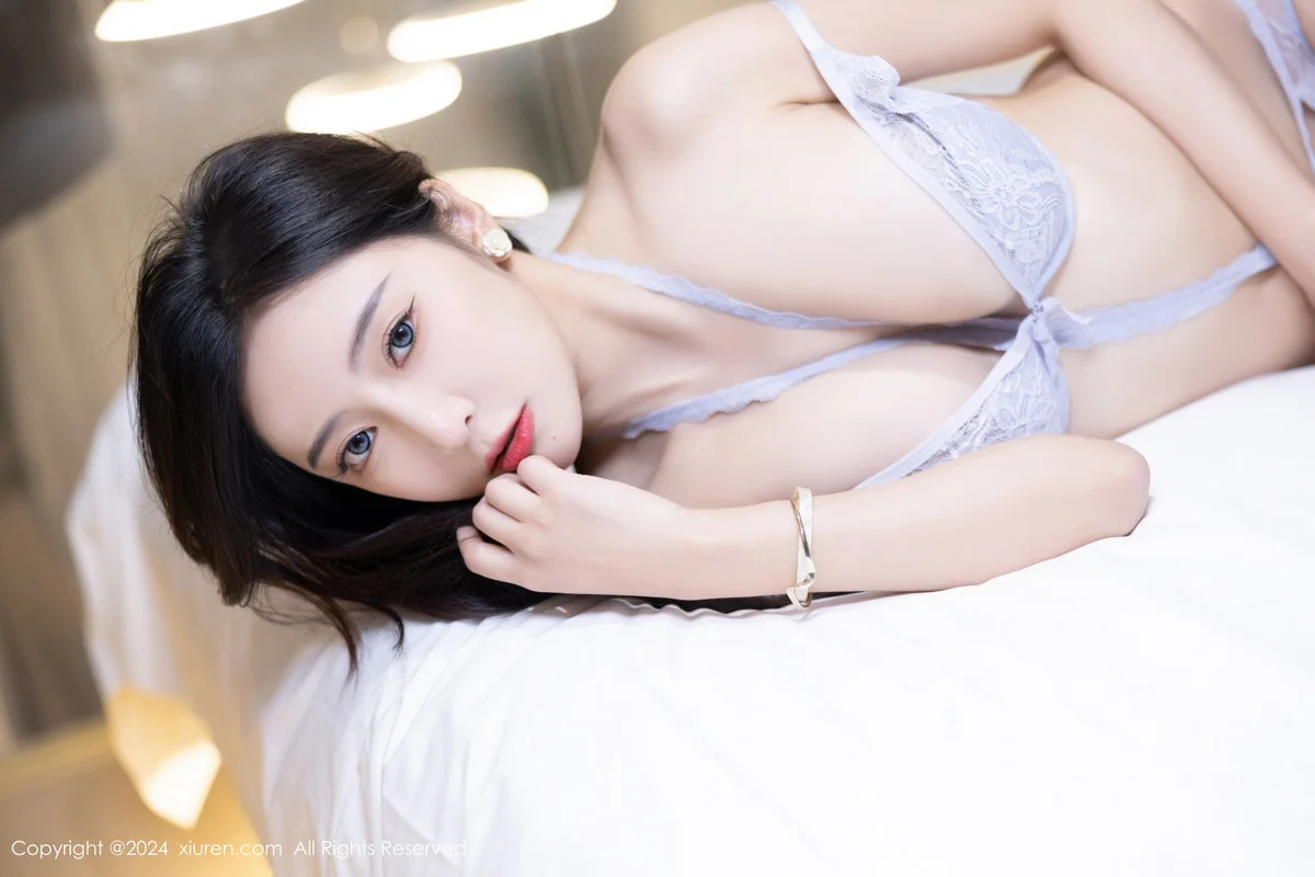 王馨瑶yanni浅色上衣配短裙露闪亮肉丝秀丰满身姿绝美写真 第 149 张