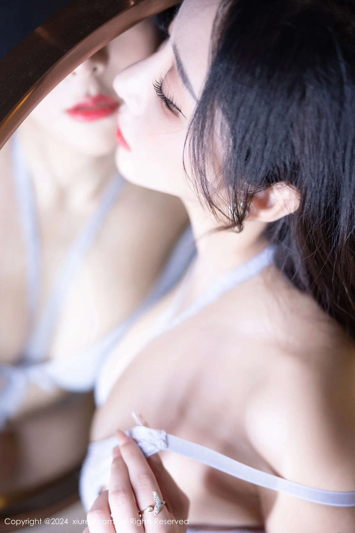 王馨瑶yanni浅色上衣配短裙露闪亮肉丝秀丰满身姿绝美写真 第 160 张
