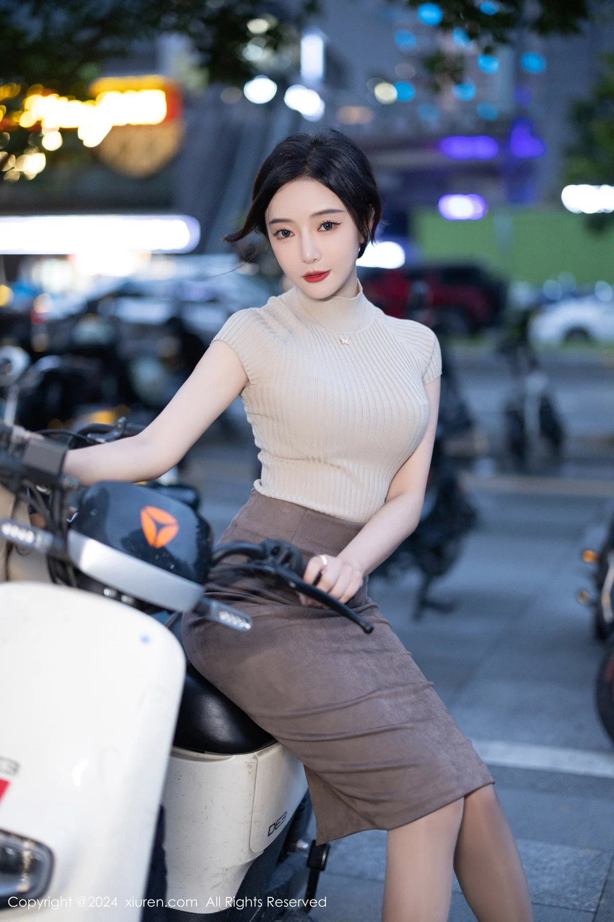 王馨瑶yanni浅色上衣配短裙露闪亮肉丝秀丰满身姿绝美写真 第 18 张