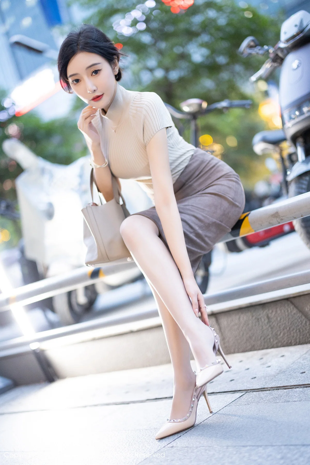 王馨瑶yanni浅色上衣配短裙露闪亮肉丝秀丰满身姿绝美写真 第 25 张
