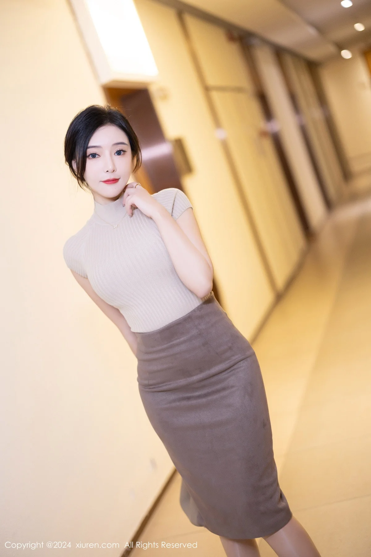 王馨瑶yanni浅色上衣配短裙露闪亮肉丝秀丰满身姿绝美写真 第 32 张