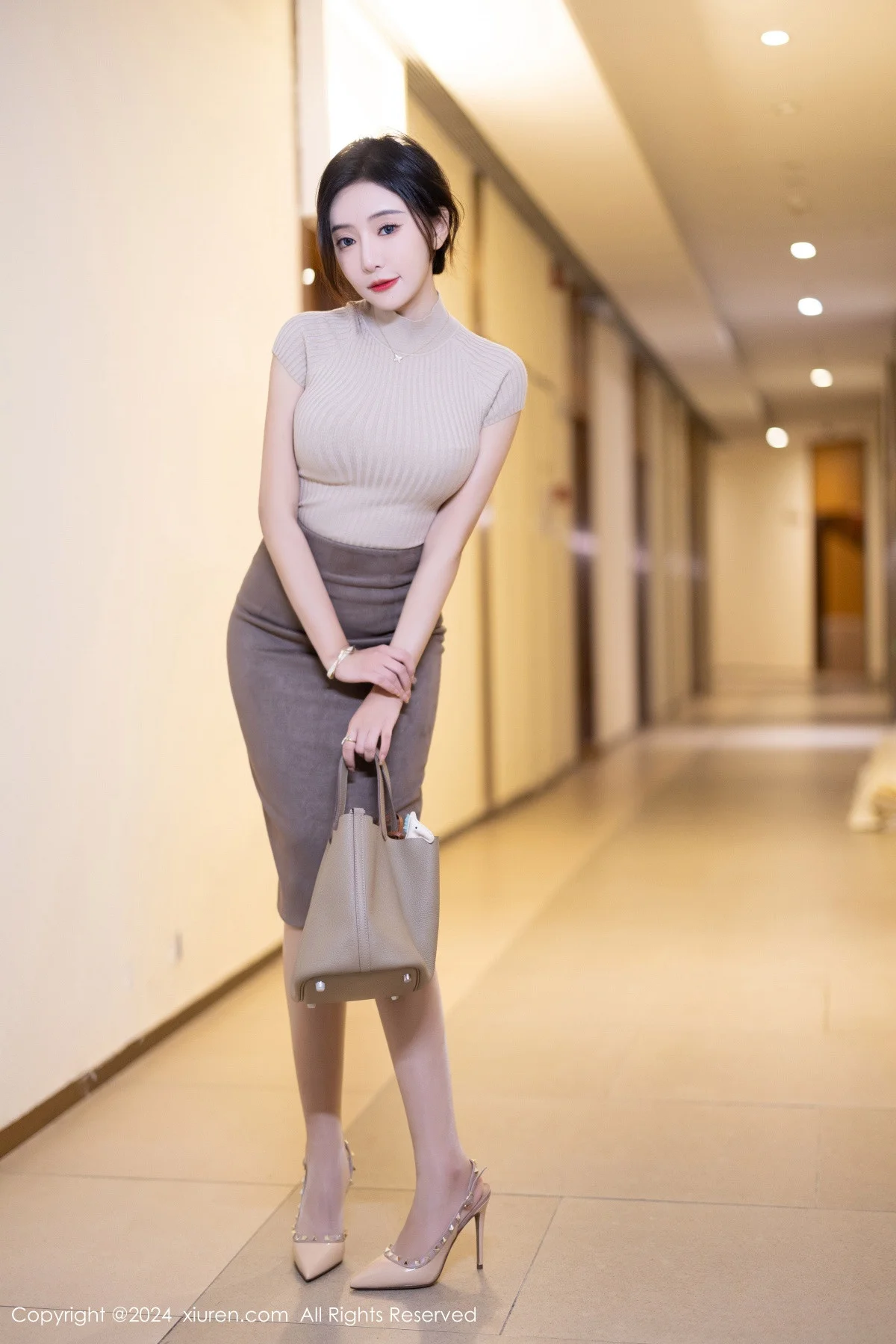 王馨瑶yanni浅色上衣配短裙露闪亮肉丝秀丰满身姿绝美写真 第 34 张