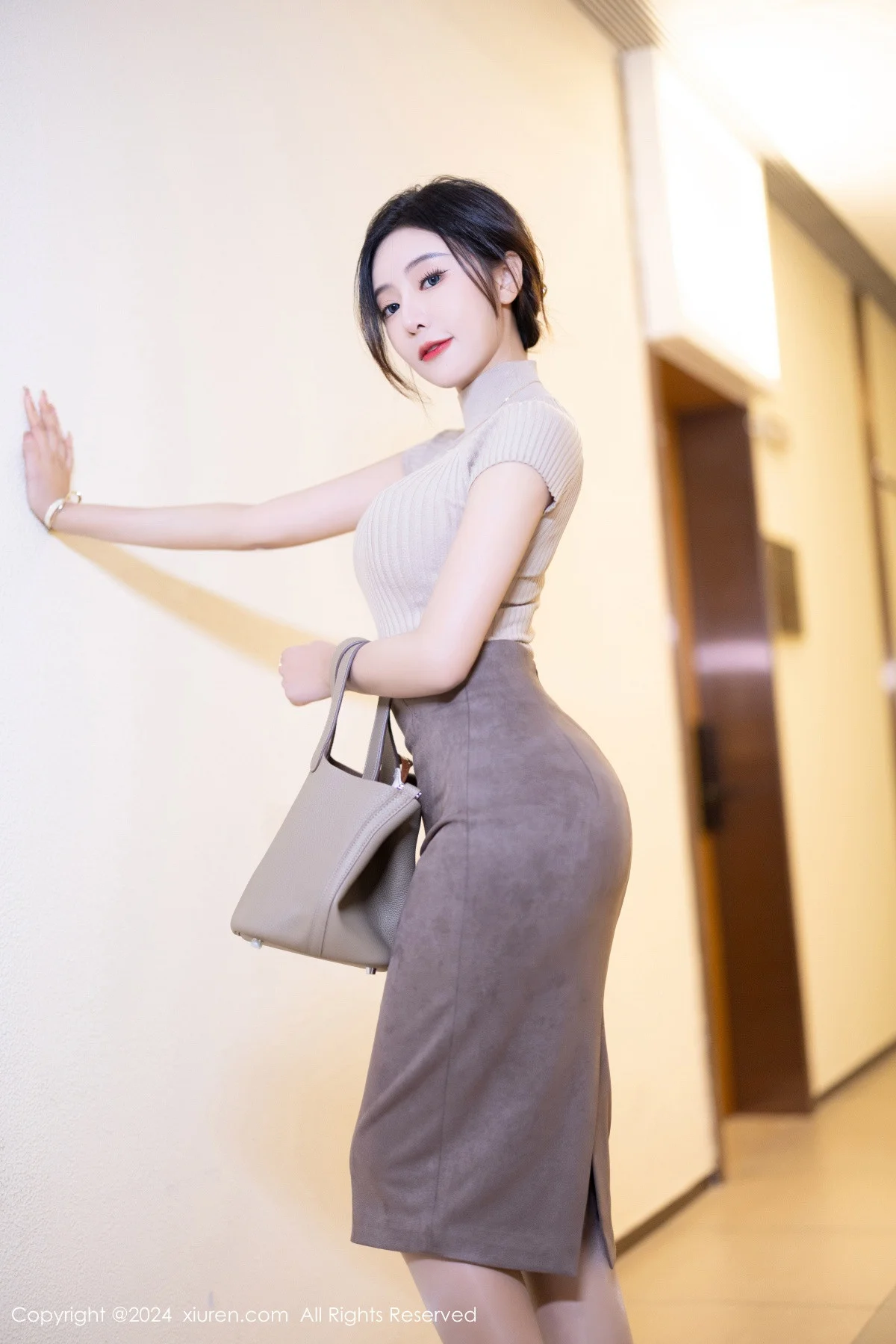 王馨瑶yanni浅色上衣配短裙露闪亮肉丝秀丰满身姿绝美写真 第 38 张