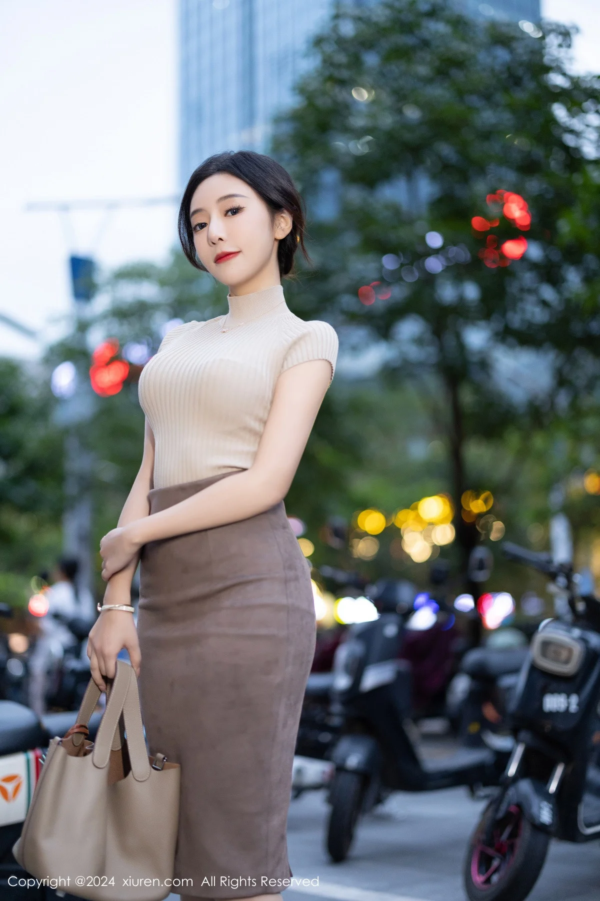 王馨瑶yanni浅色上衣配短裙露闪亮肉丝秀丰满身姿绝美写真 第 7 张