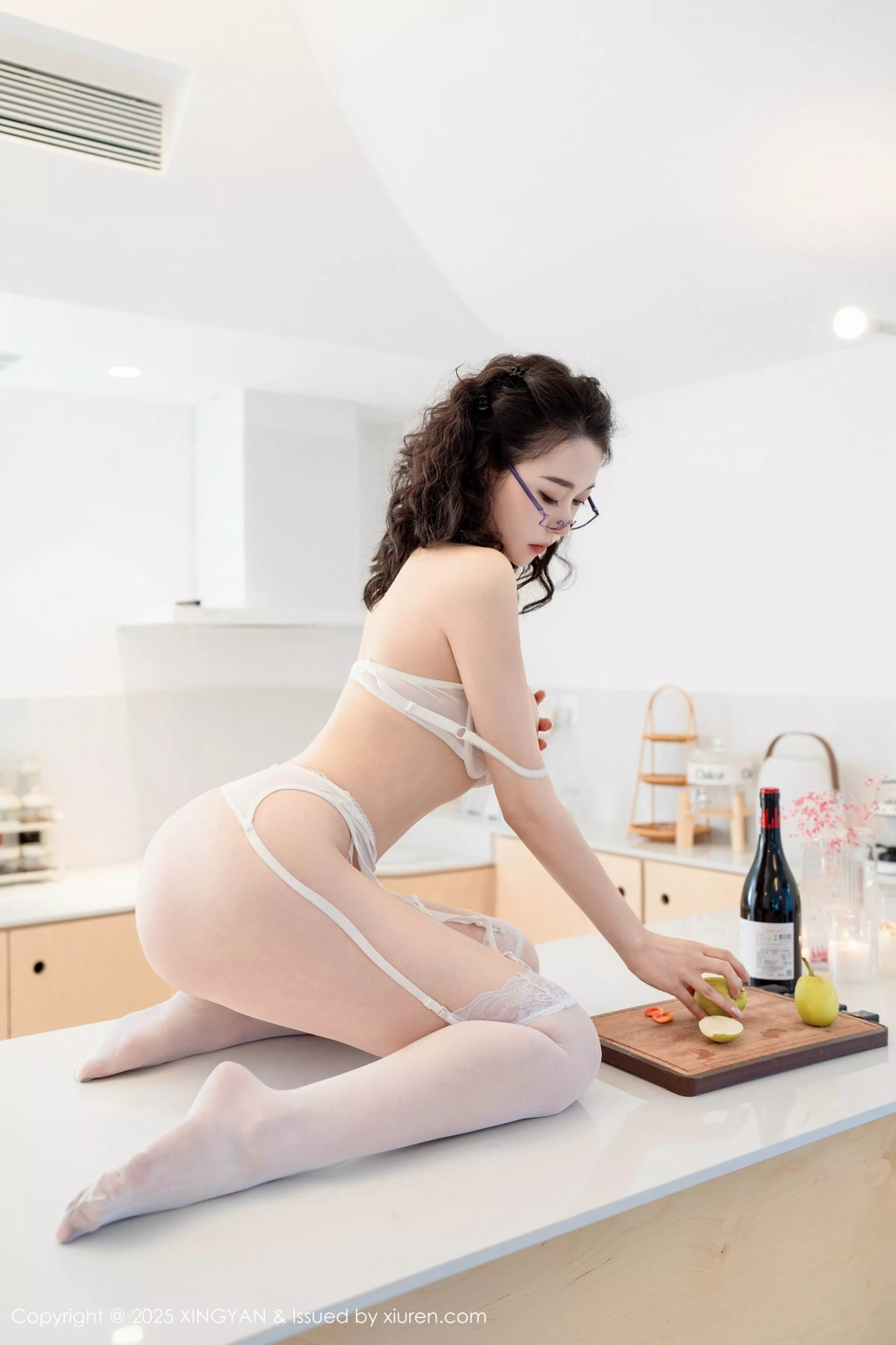 清妙私房性感白色情趣内衣配白丝吊袜秀完美身材绝美写真 第 84 张