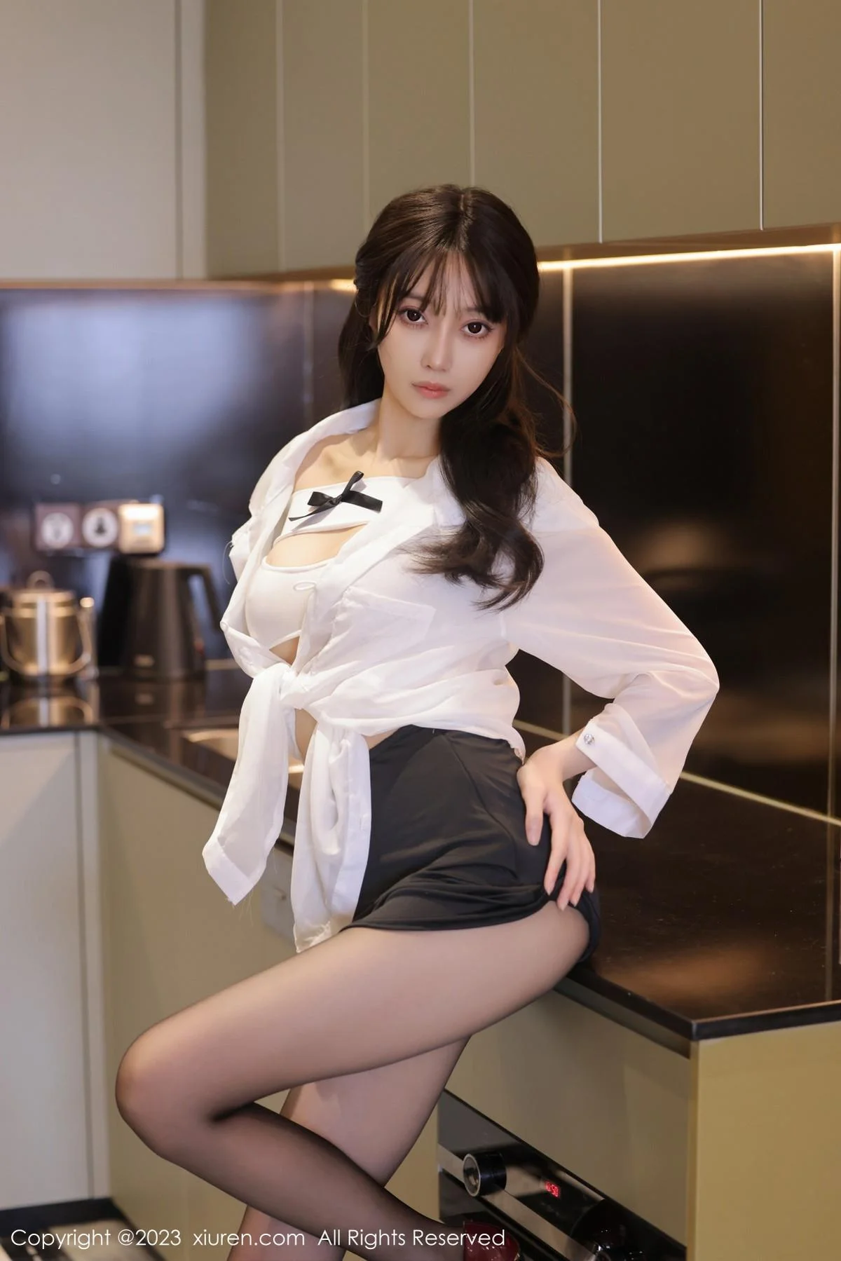 玥儿玥er性感白T配黑色短裙露超薄黑丝秀曼妙身姿绝美写真 第 4 张