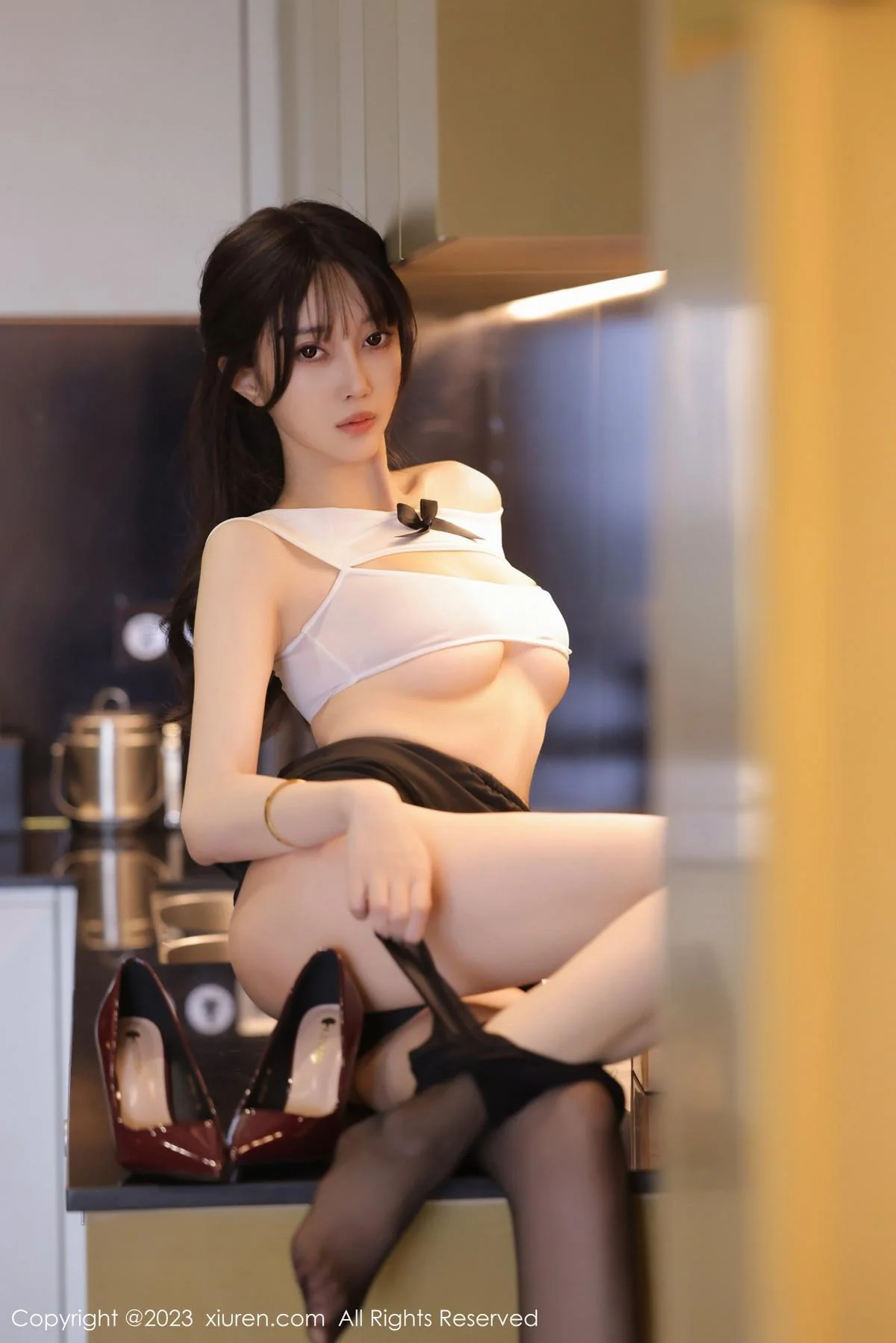 玥儿玥er性感白T配黑色短裙露超薄黑丝秀曼妙身姿绝美写真 第 49 张
