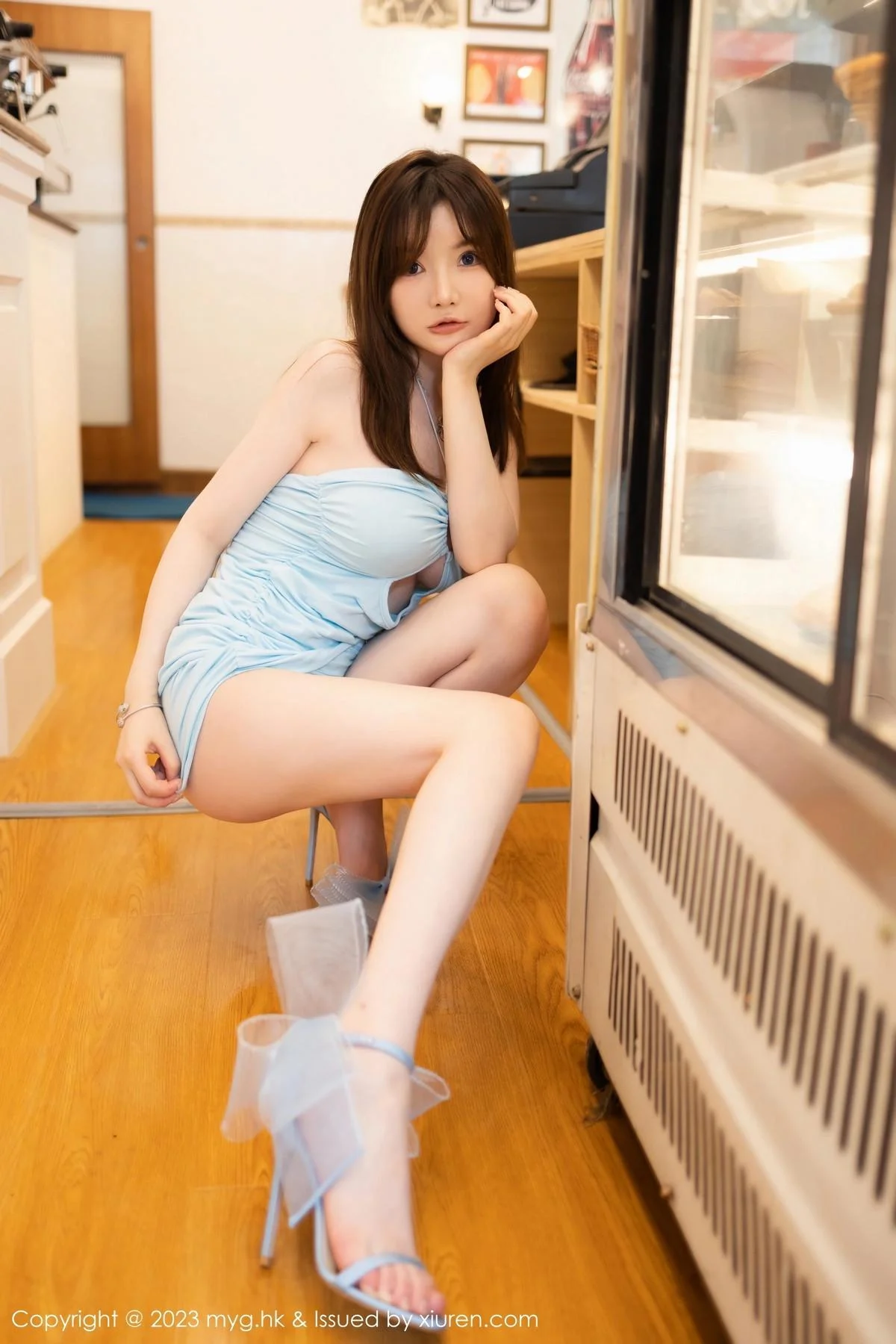 糯美子MINIbabe淡蓝露肩连衣短裙露粉色内裤撩人绝美写真 第 63 张