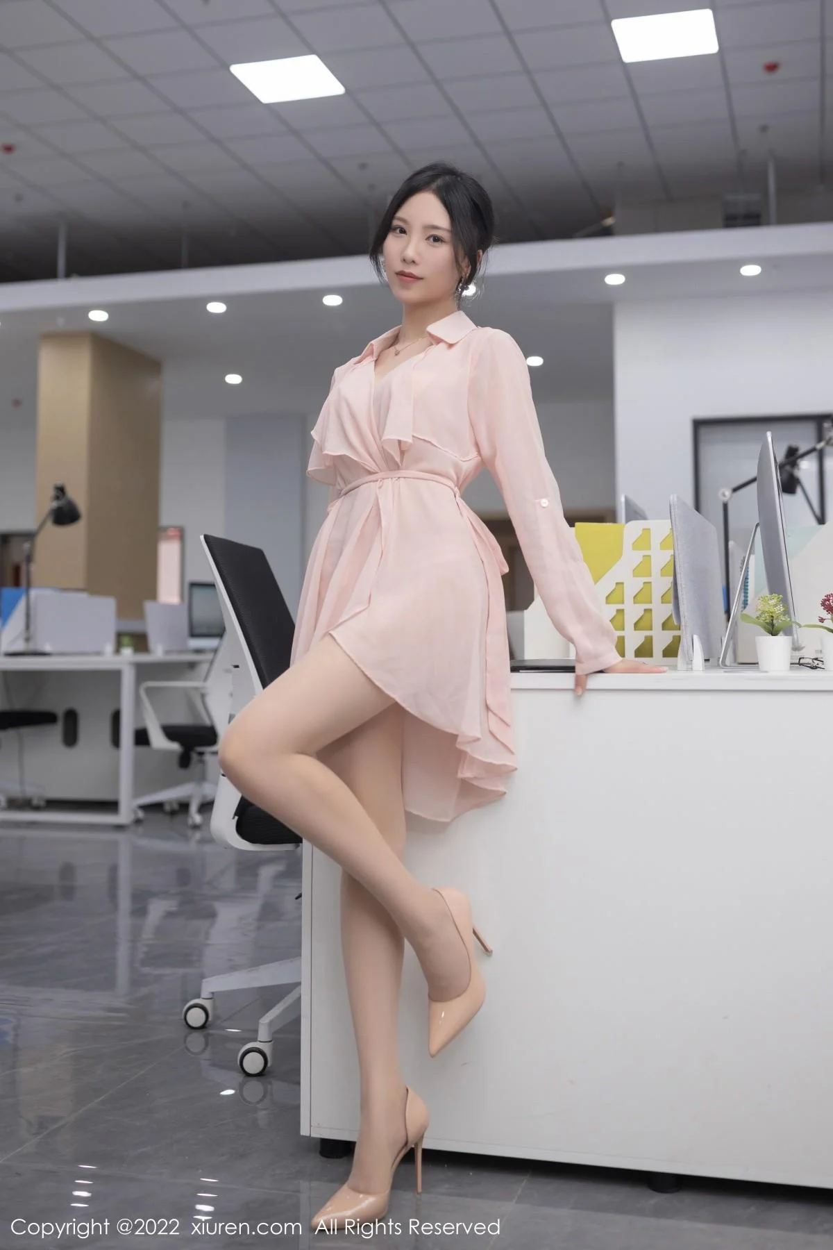 利世职员装扮粉色薄透连衣裙露性感粉色蕾丝内衣绝美写真 第 2 张