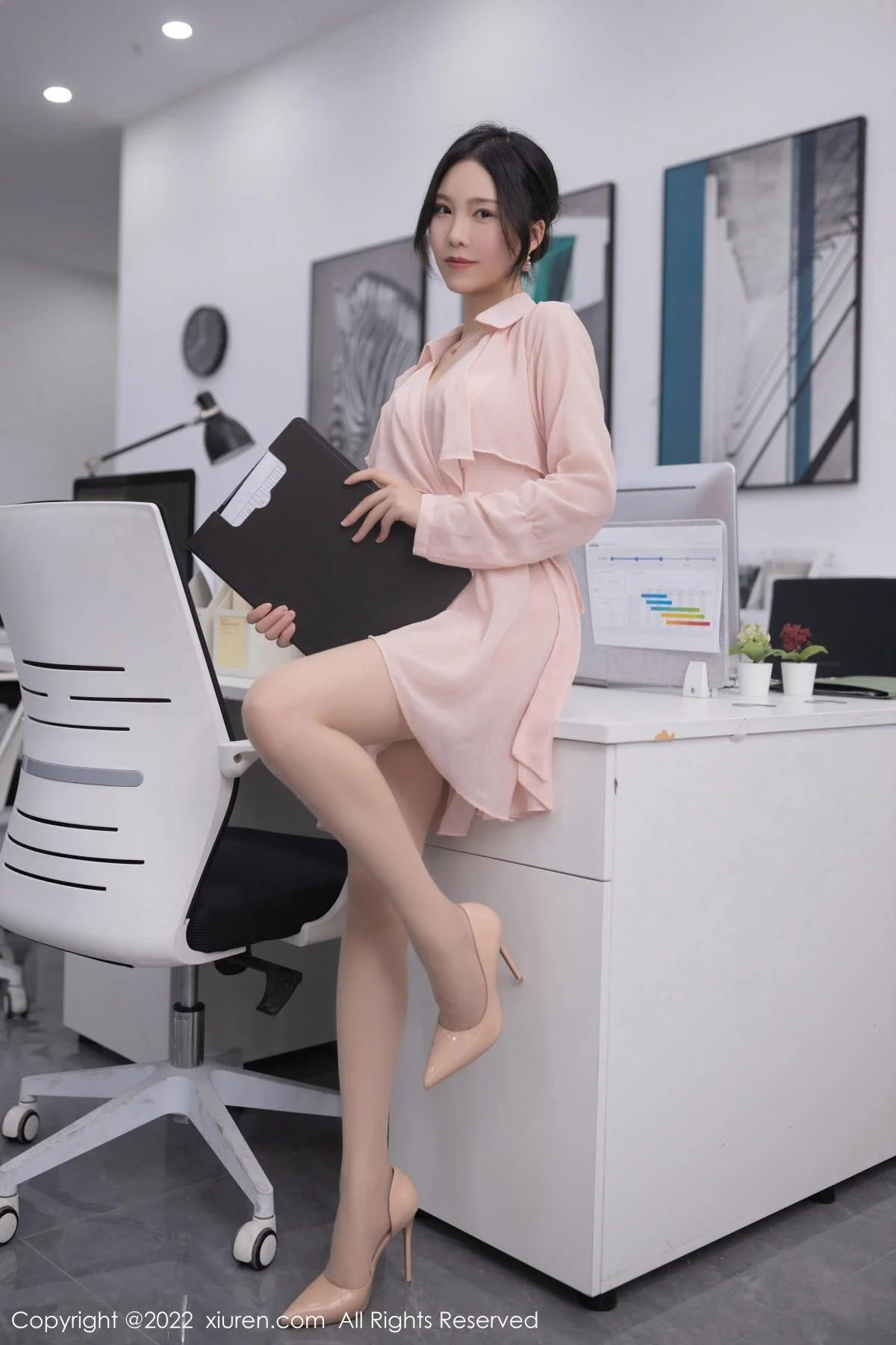 利世职员装扮粉色薄透连衣裙露性感粉色蕾丝内衣绝美写真 第 5 张