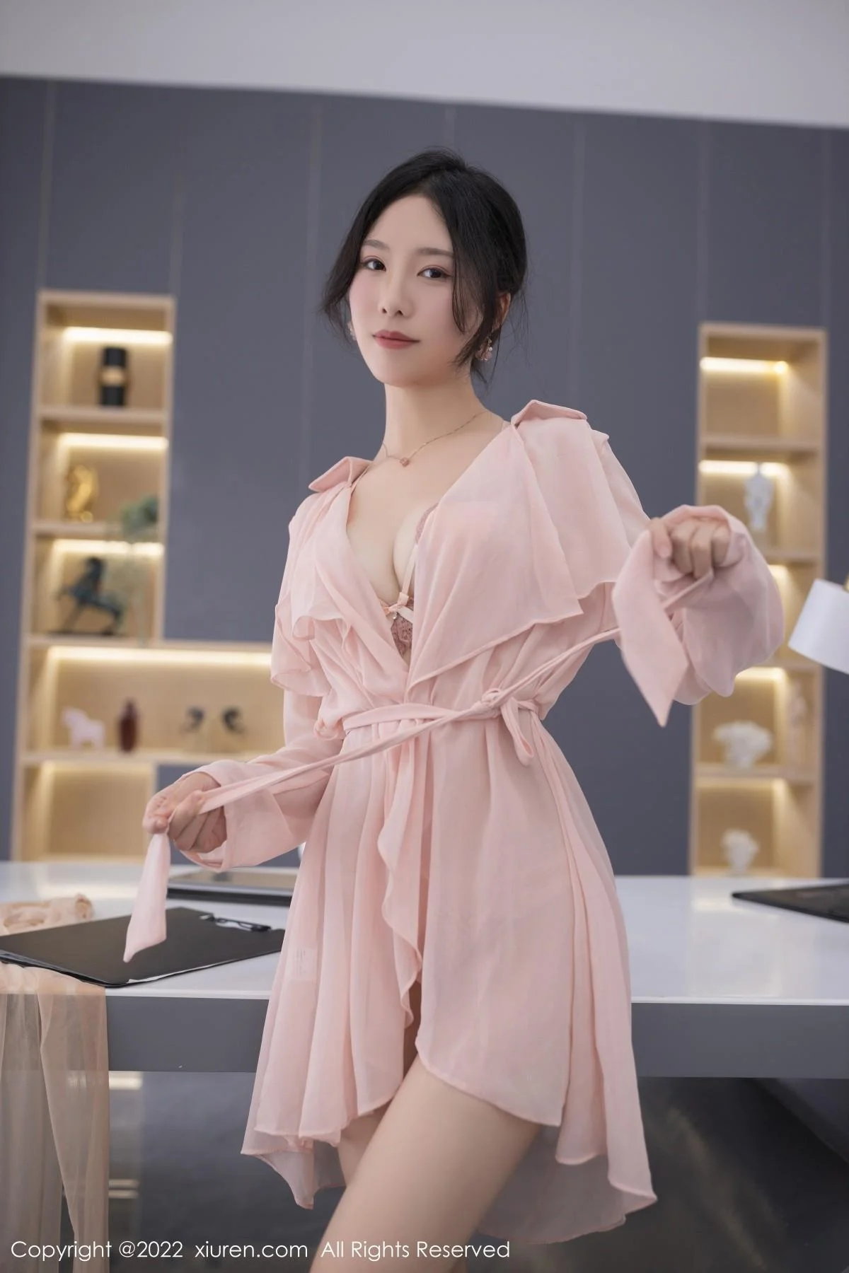 利世职员装扮粉色薄透连衣裙露性感粉色蕾丝内衣绝美写真 第 57 张