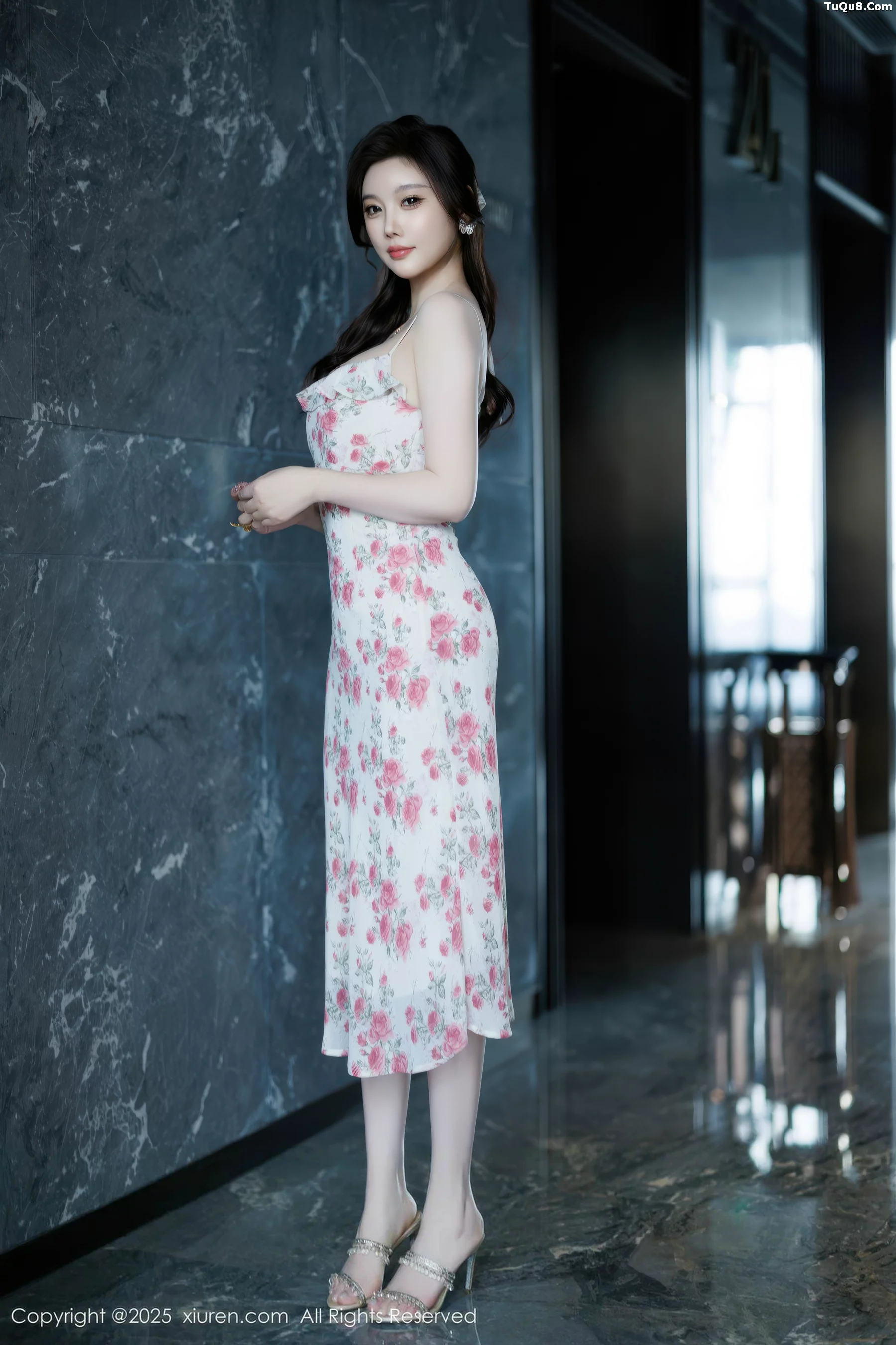 CHENCHEN.性感碎花裙露白色情趣内衣秀丰腴身材绝美写真 第 1 张