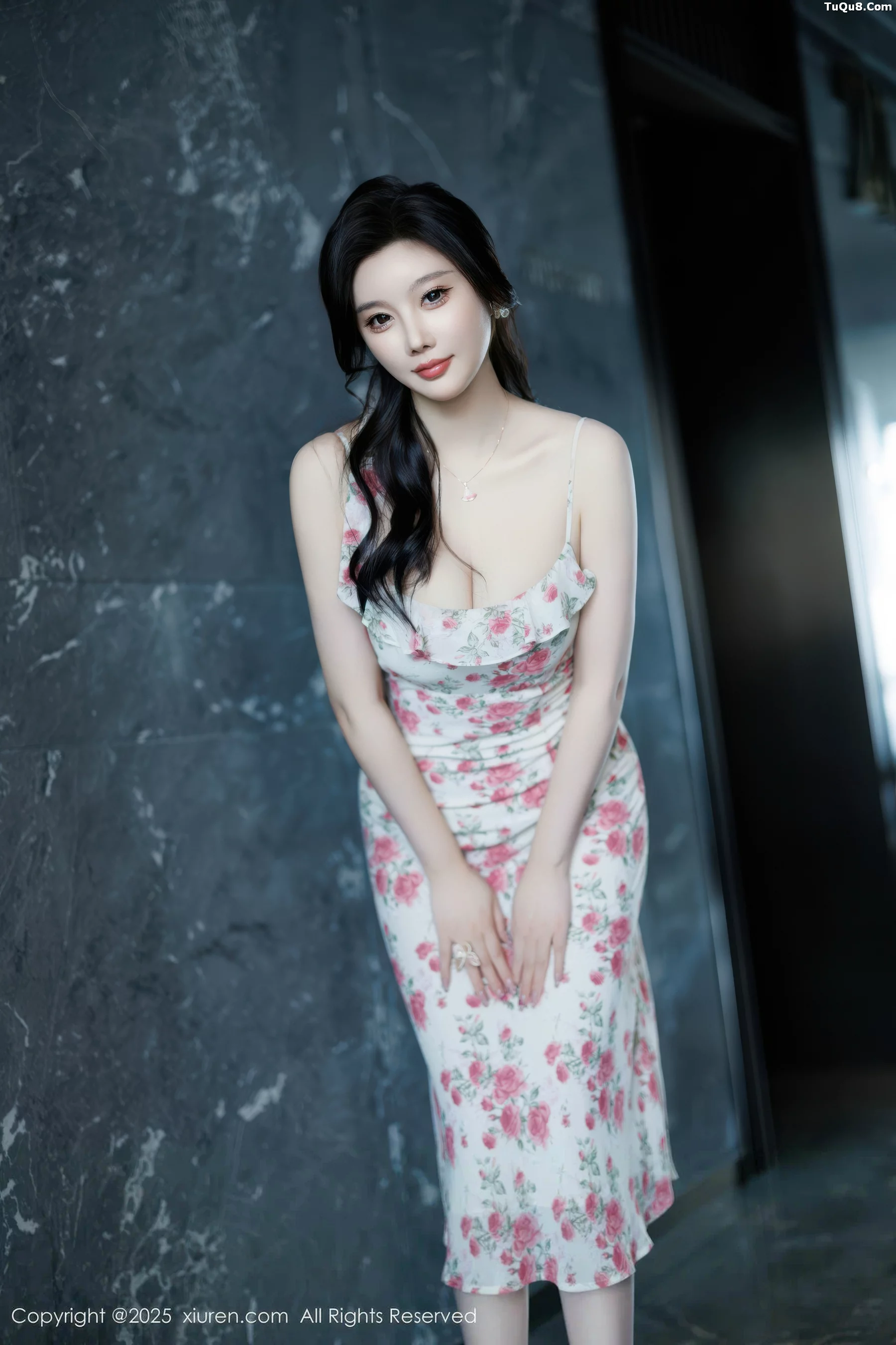 CHENCHEN.性感碎花裙露白色情趣内衣秀丰腴身材绝美写真 第 3 张
