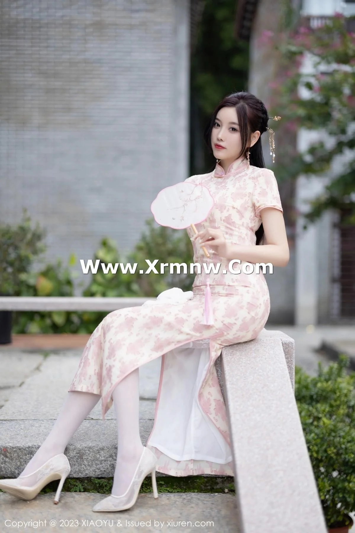 杨晨晨Yome脱浅色旗袍露白色蕾丝内衣配白丝吊袜绝美写真 第 10 张