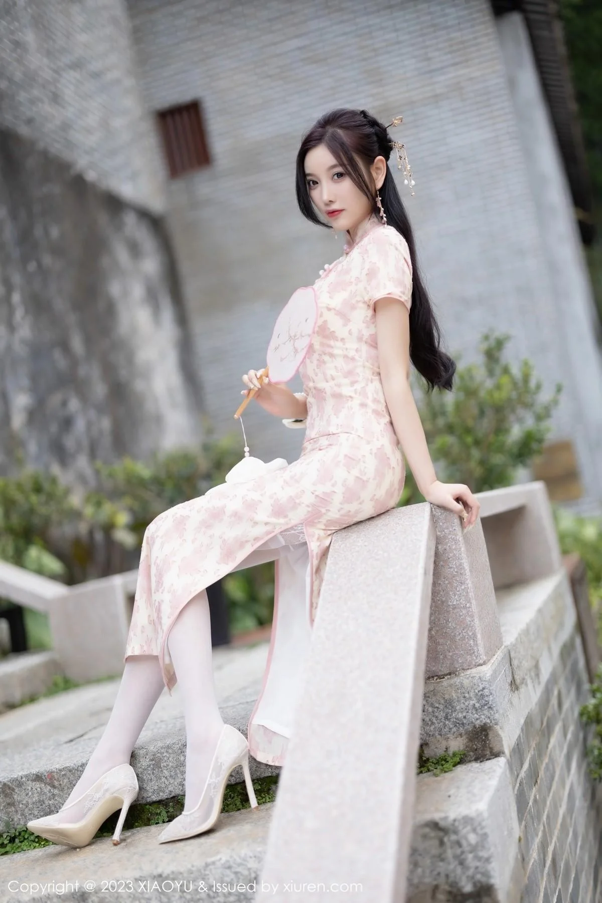 杨晨晨Yome脱浅色旗袍露白色蕾丝内衣配白丝吊袜绝美写真 第 11 张
