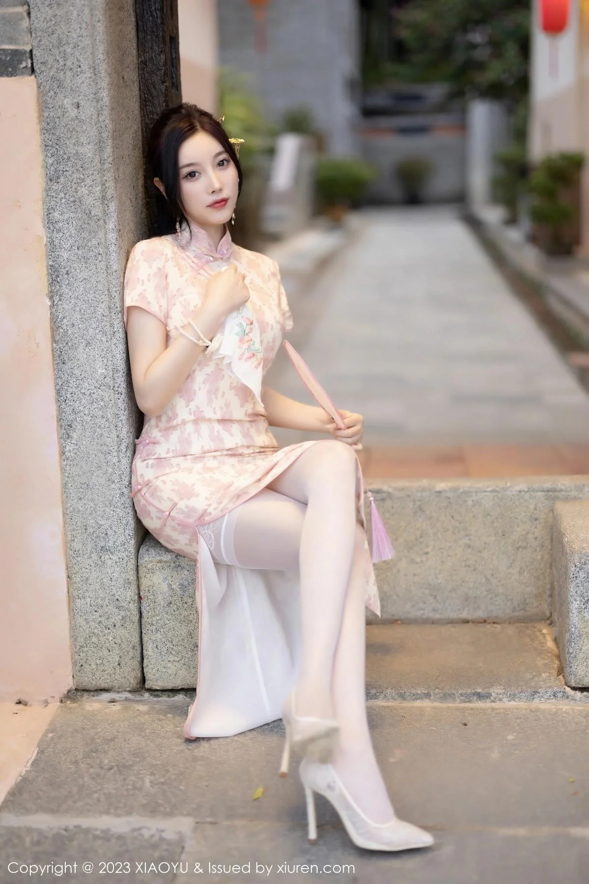 杨晨晨Yome脱浅色旗袍露白色蕾丝内衣配白丝吊袜绝美写真 第 19 张