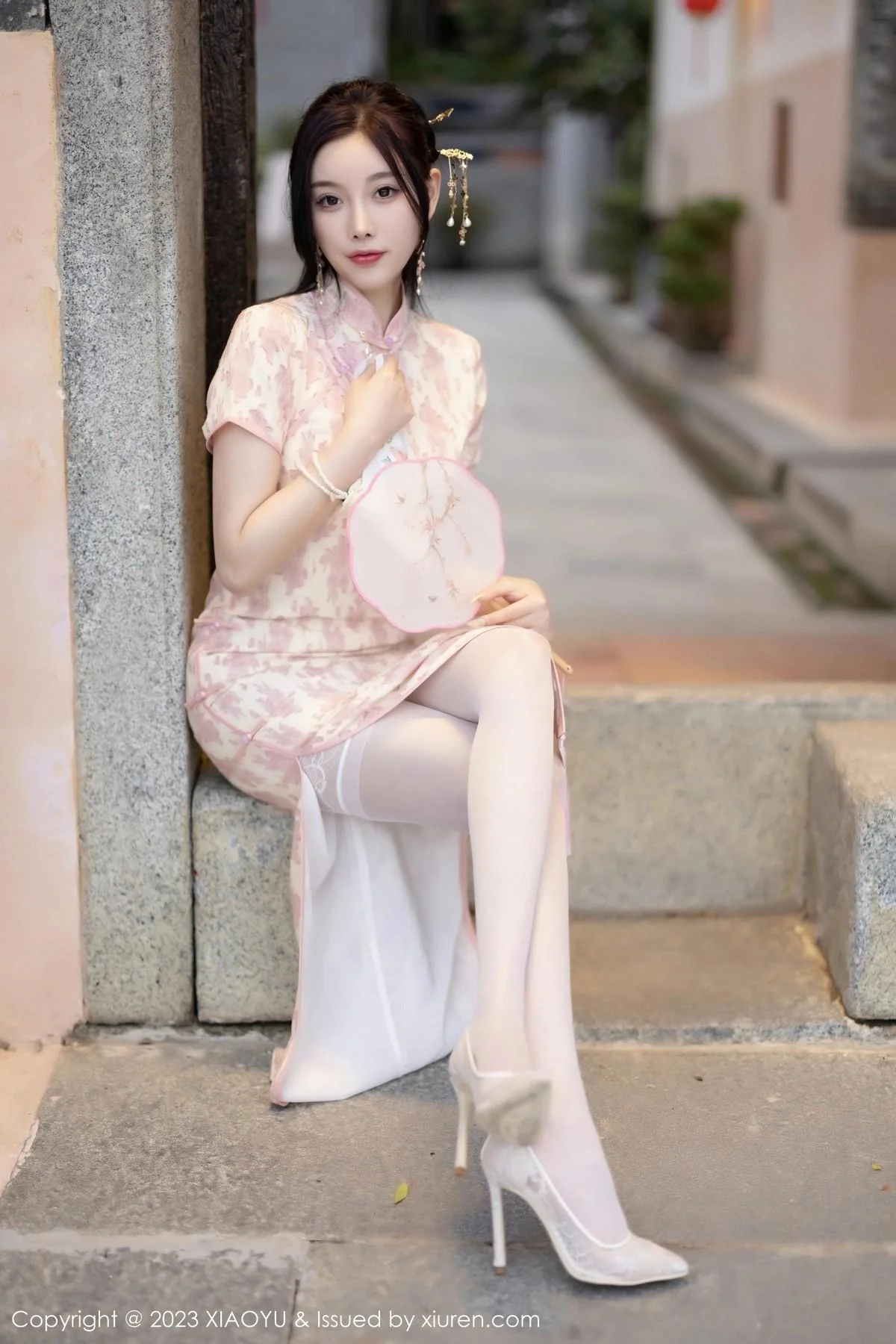 杨晨晨Yome脱浅色旗袍露白色蕾丝内衣配白丝吊袜绝美写真 第 21 张