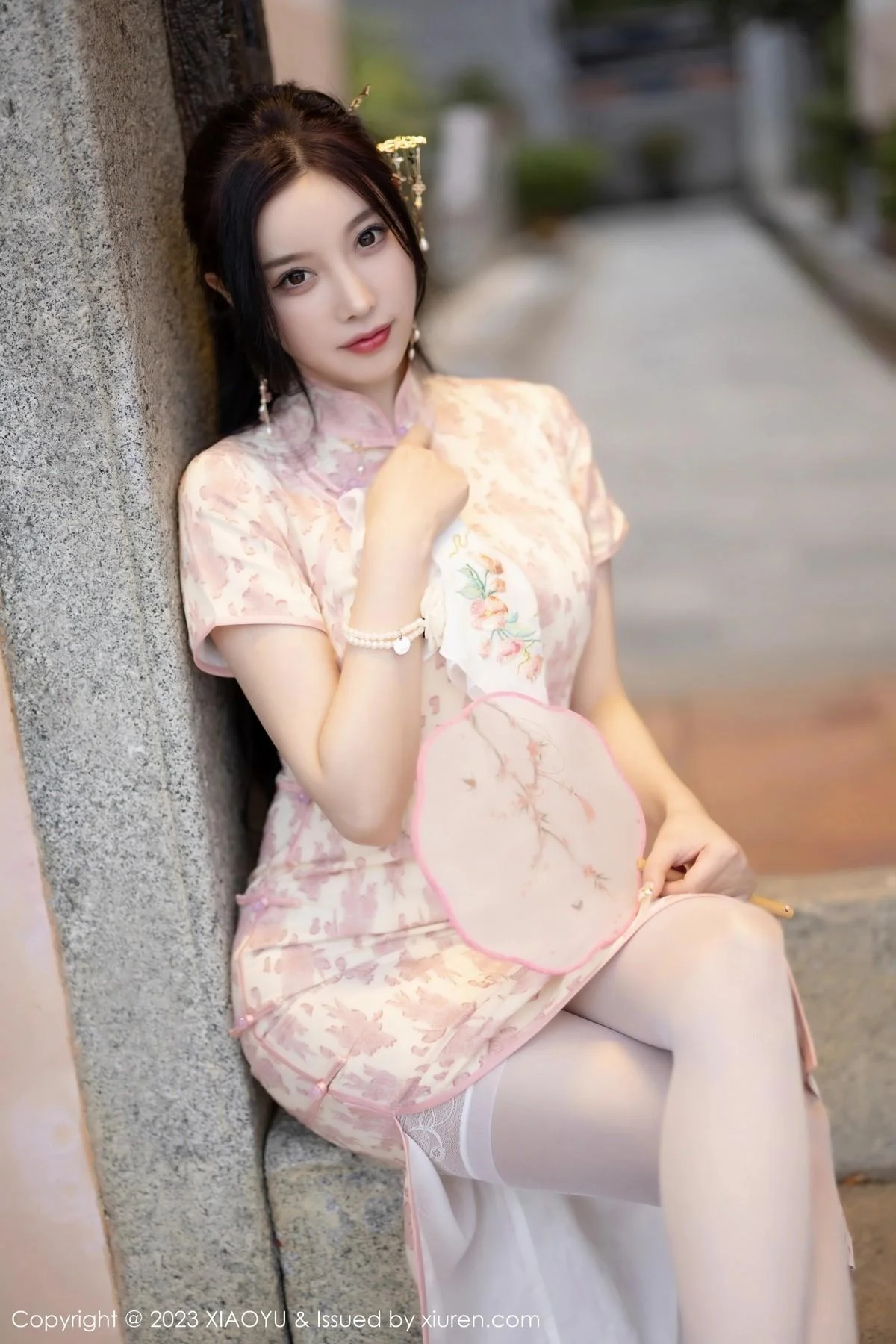 杨晨晨Yome脱浅色旗袍露白色蕾丝内衣配白丝吊袜绝美写真 第 26 张