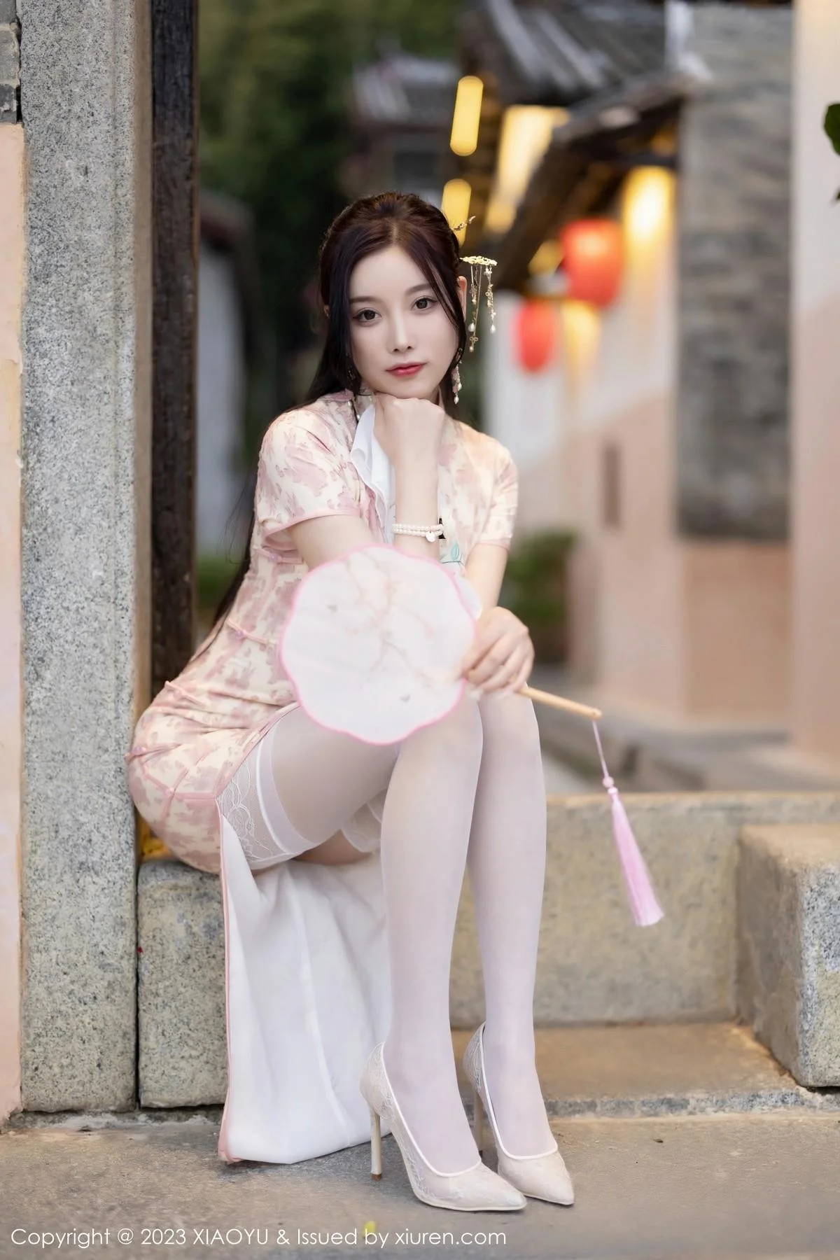 杨晨晨Yome脱浅色旗袍露白色蕾丝内衣配白丝吊袜绝美写真 第 28 张