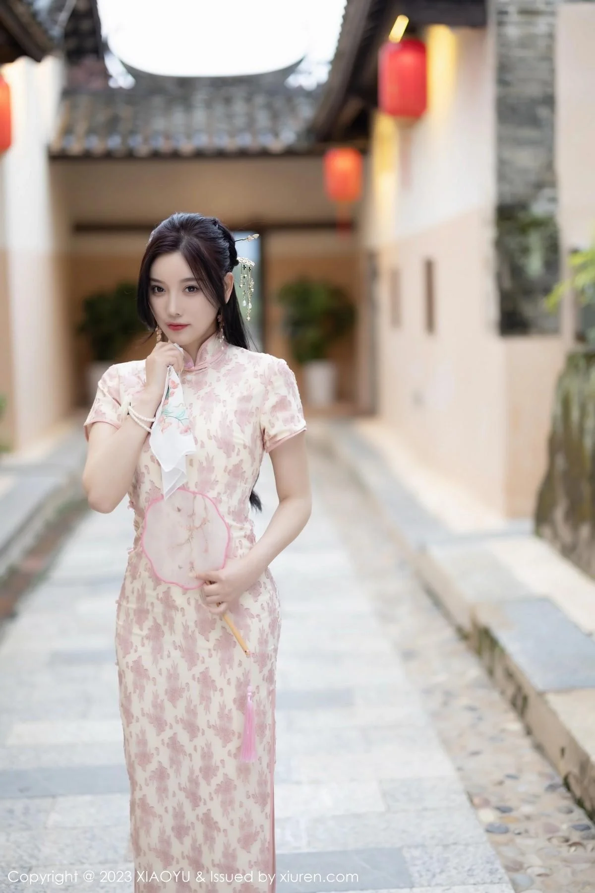 杨晨晨Yome脱浅色旗袍露白色蕾丝内衣配白丝吊袜绝美写真 第 3 张
