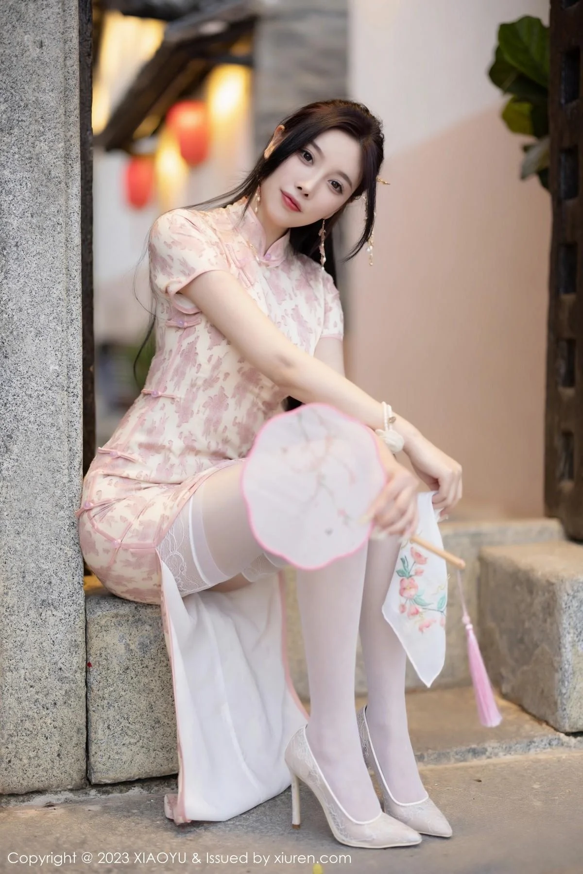 杨晨晨Yome脱浅色旗袍露白色蕾丝内衣配白丝吊袜绝美写真 第 30 张