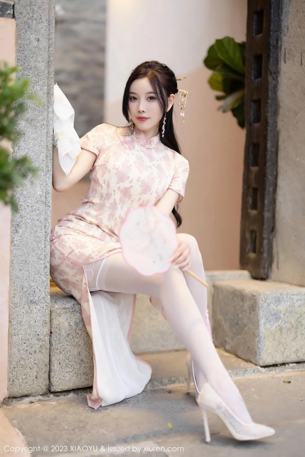 杨晨晨Yome脱浅色旗袍露白色蕾丝内衣配白丝吊袜绝美写真 第 31 张