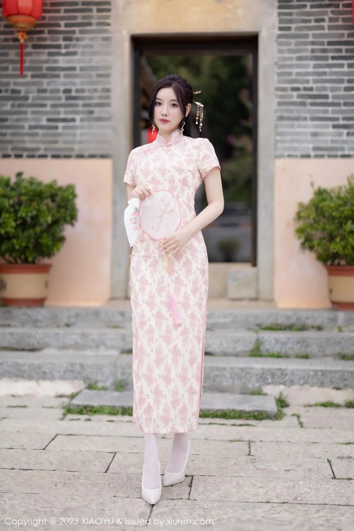 杨晨晨Yome脱浅色旗袍露白色蕾丝内衣配白丝吊袜绝美写真 第 34 张