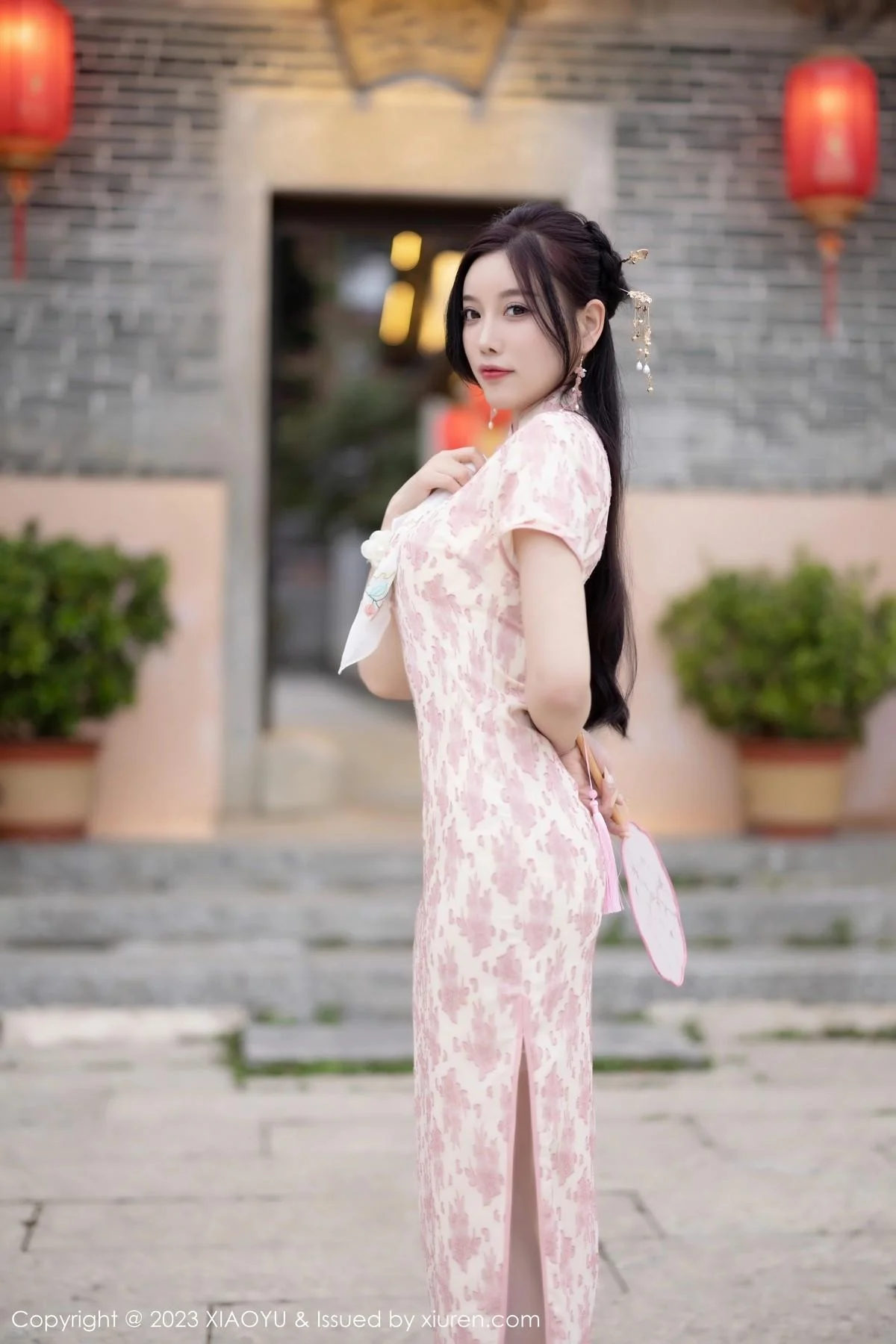 杨晨晨Yome脱浅色旗袍露白色蕾丝内衣配白丝吊袜绝美写真 第 35 张