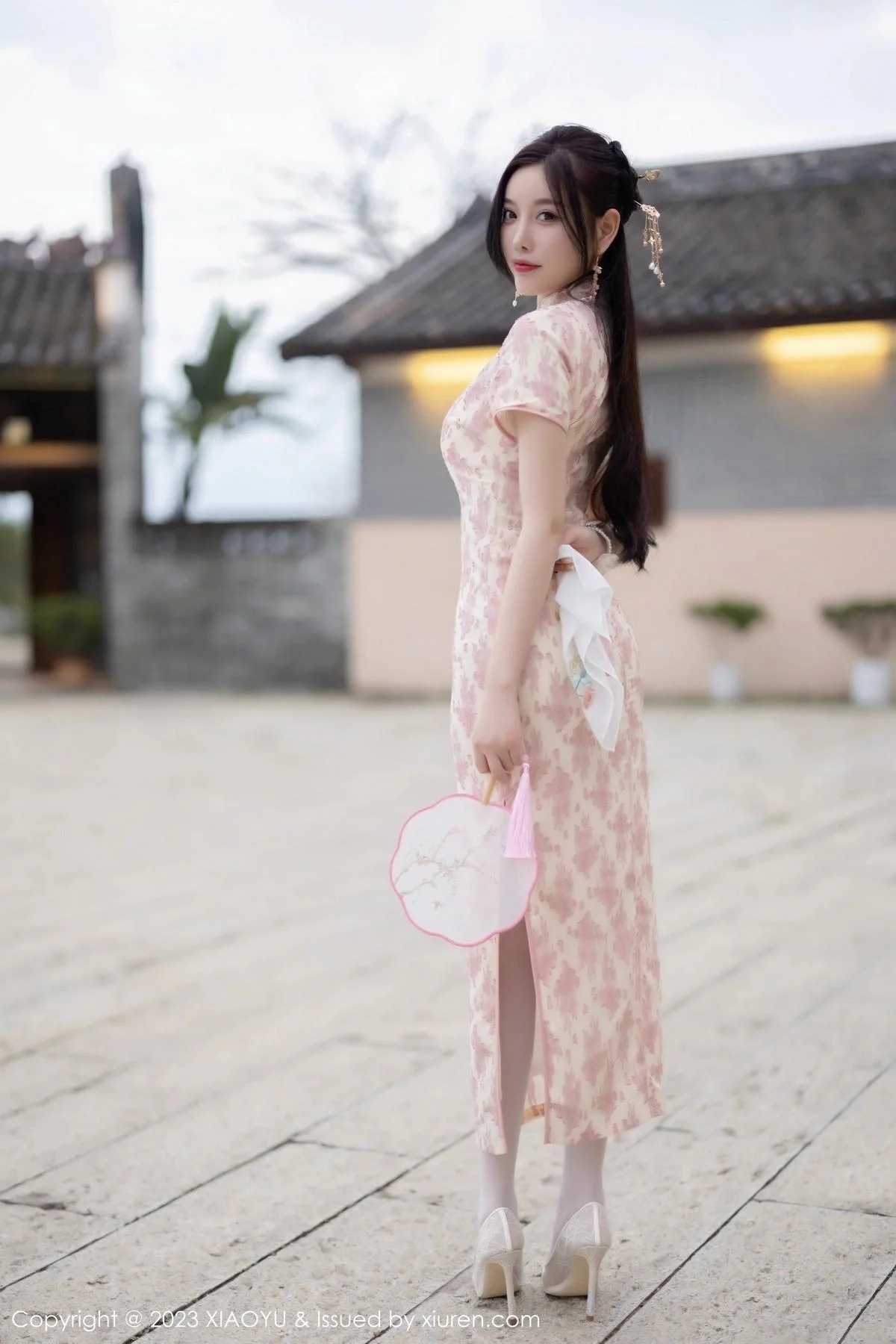 杨晨晨Yome脱浅色旗袍露白色蕾丝内衣配白丝吊袜绝美写真 第 38 张