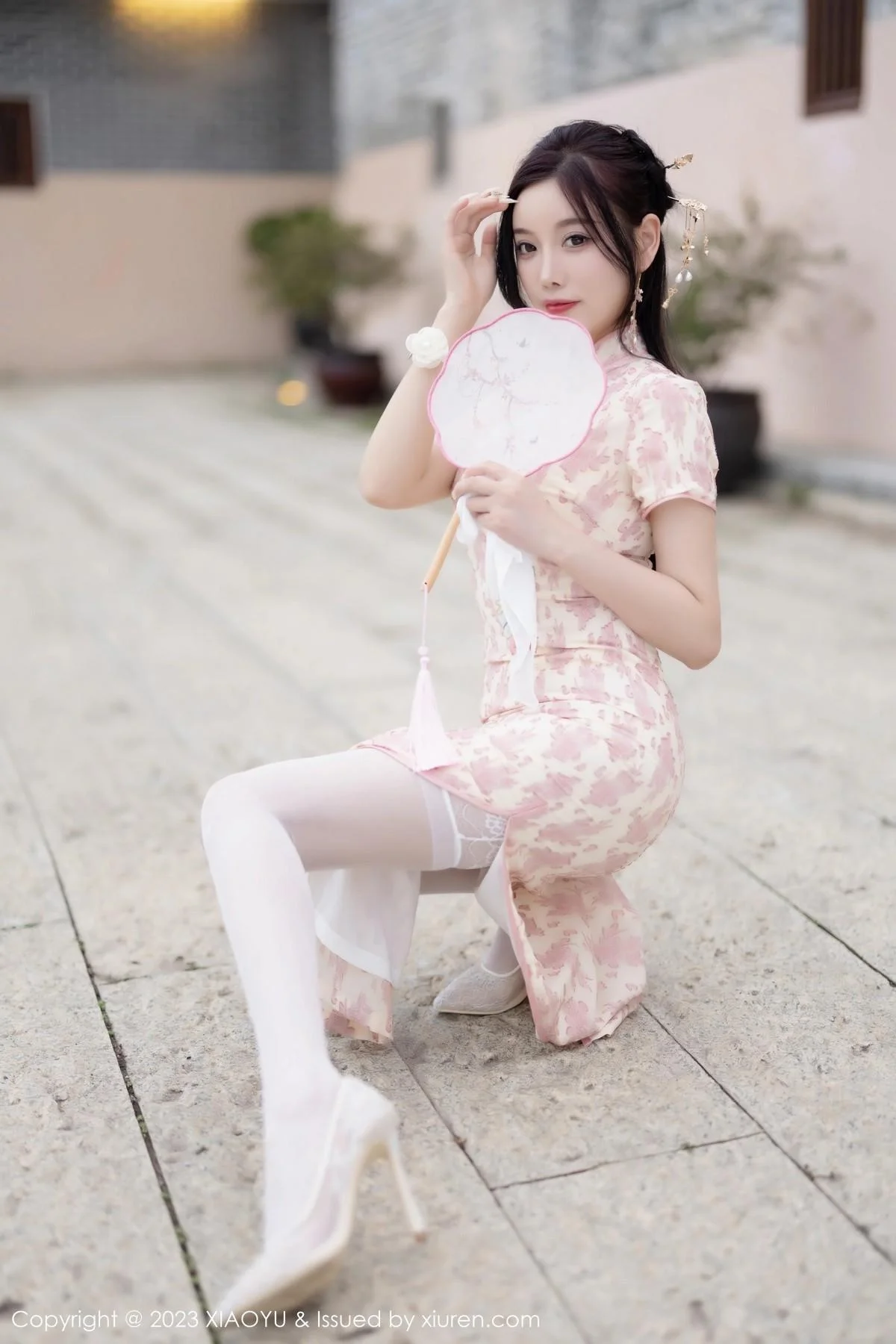 杨晨晨Yome脱浅色旗袍露白色蕾丝内衣配白丝吊袜绝美写真 第 42 张