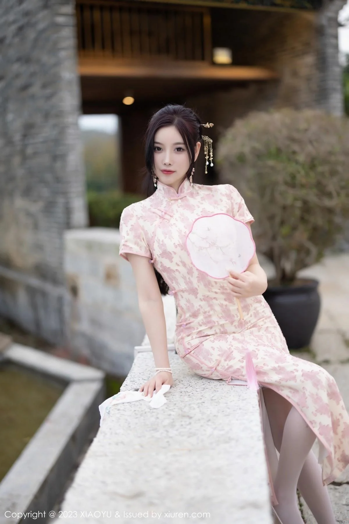 杨晨晨Yome脱浅色旗袍露白色蕾丝内衣配白丝吊袜绝美写真 第 46 张