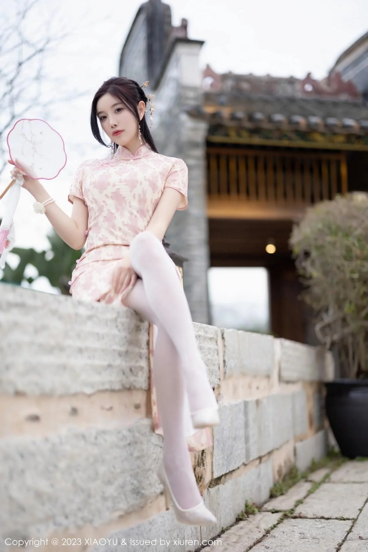 杨晨晨Yome脱浅色旗袍露白色蕾丝内衣配白丝吊袜绝美写真 第 48 张