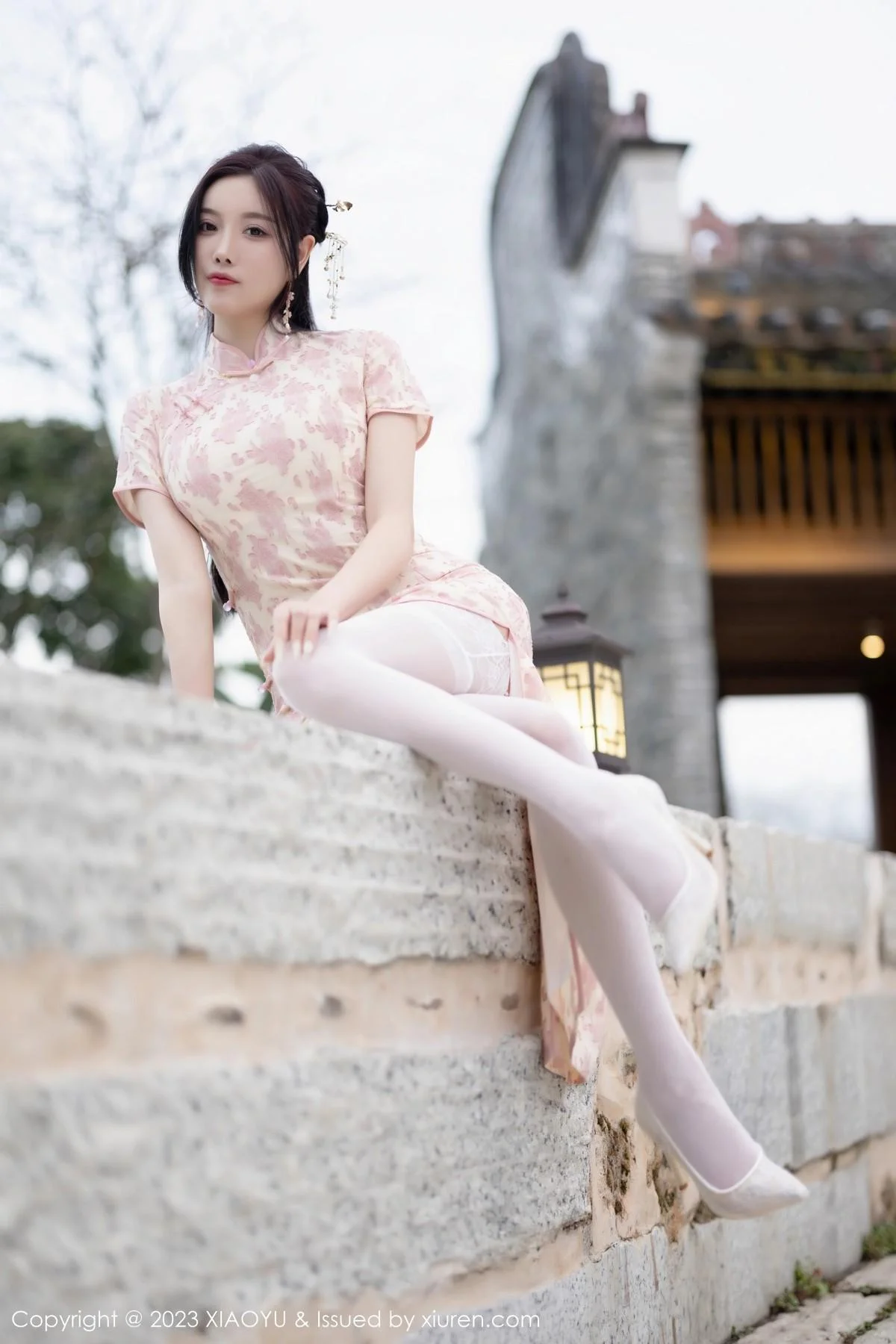 杨晨晨Yome脱浅色旗袍露白色蕾丝内衣配白丝吊袜绝美写真 第 49 张