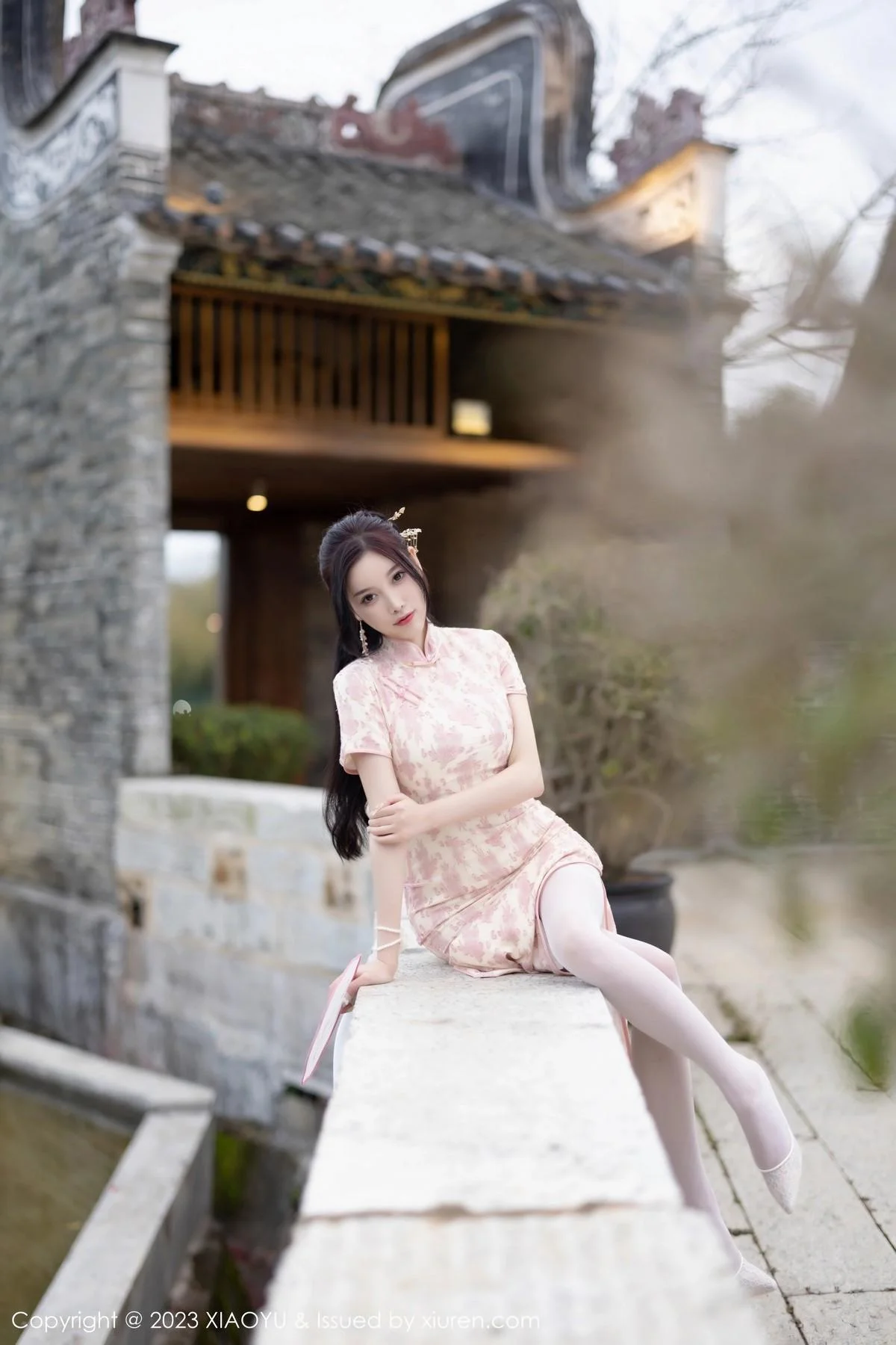 杨晨晨Yome脱浅色旗袍露白色蕾丝内衣配白丝吊袜绝美写真 第 52 张